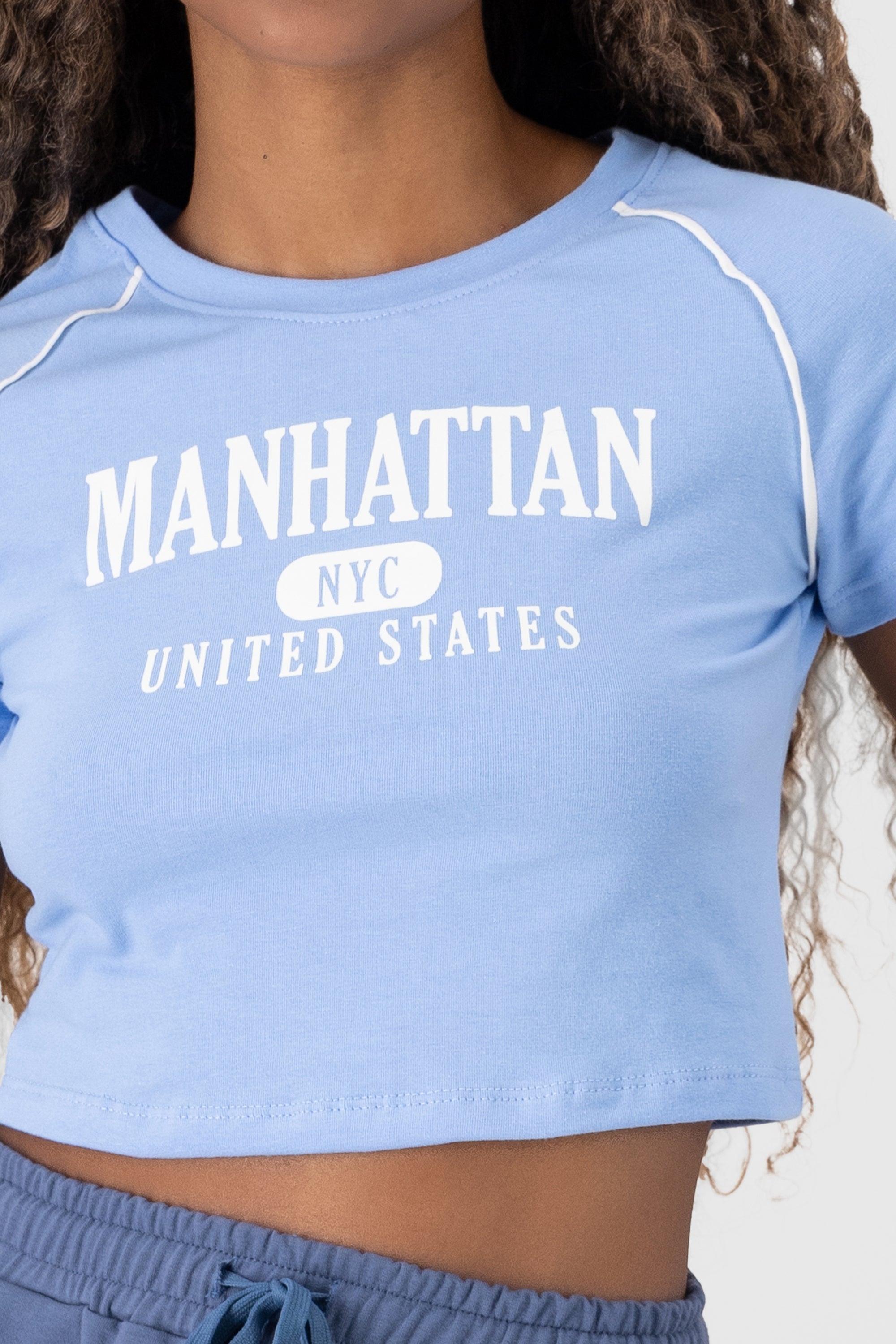 Playera crop contraste nyc AZUL CIELO