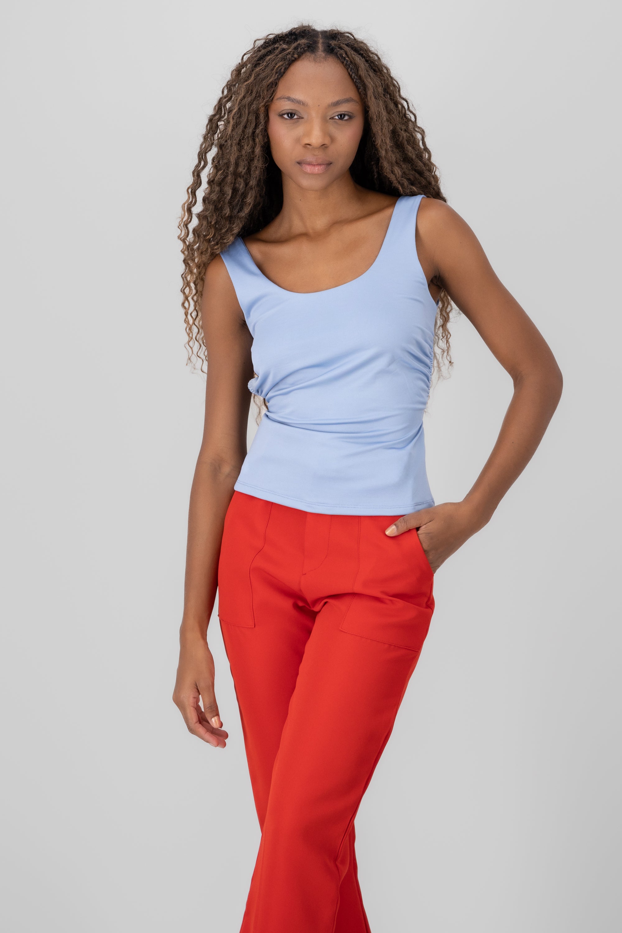 Top cuello redondo detalle escote espalda AZUL CIELO