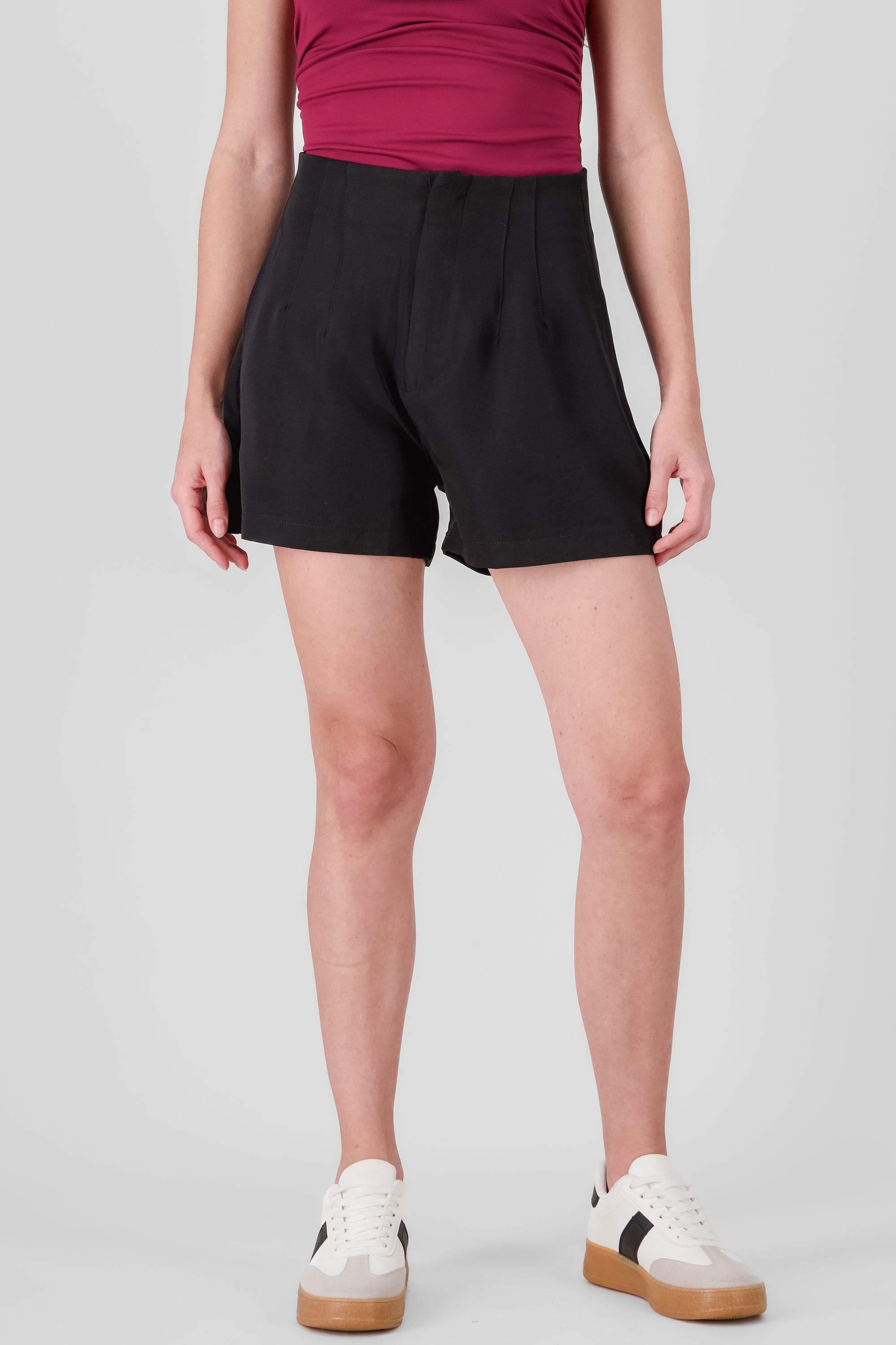 Shorts mini con pinzas liso NEGRO