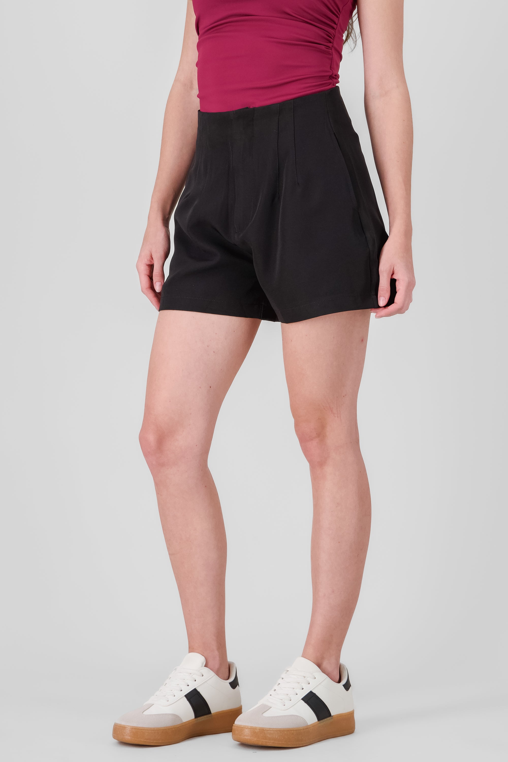 Shorts mini con pinzas liso NEGRO