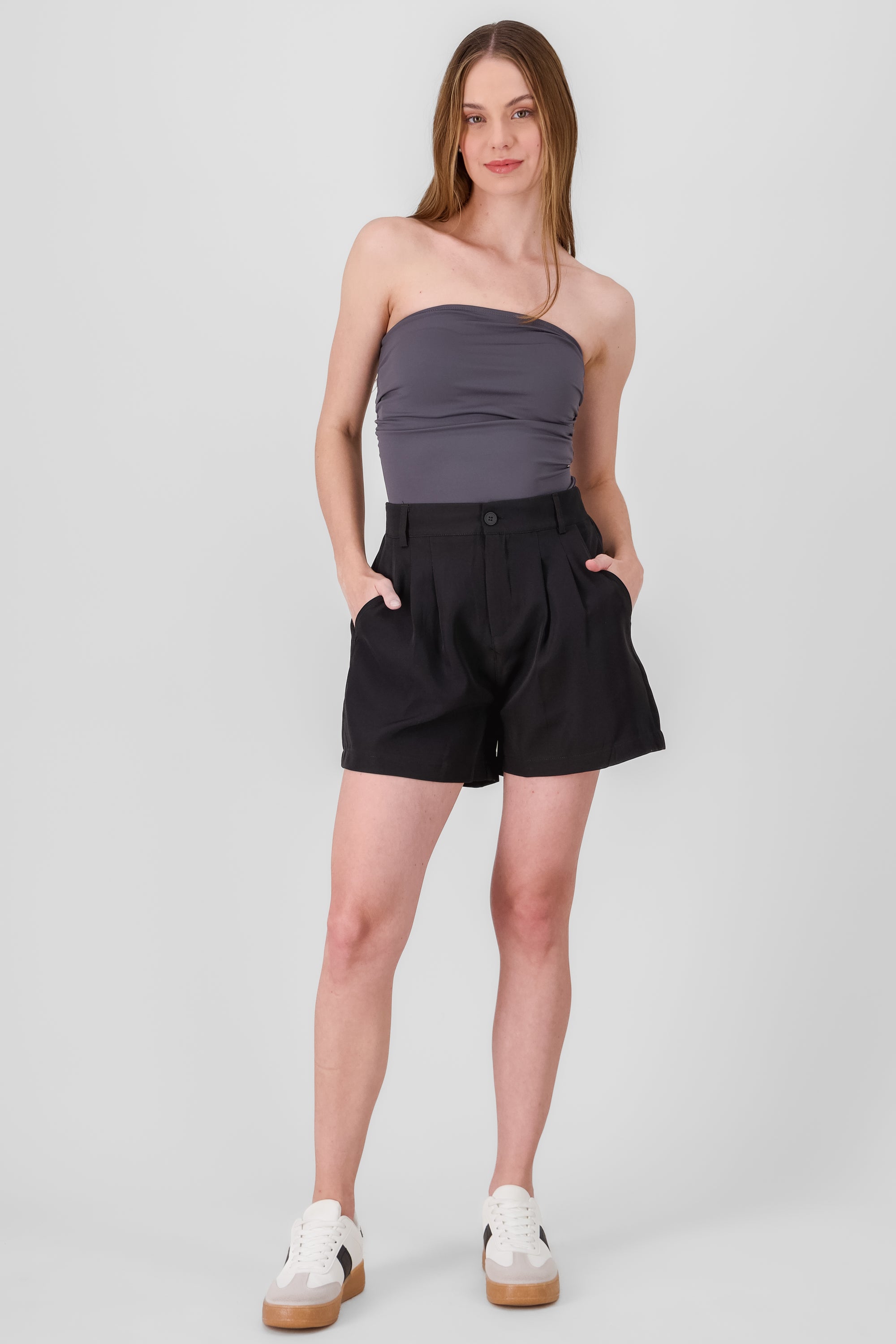 Shorts con detalle de pinzas liso NEGRO