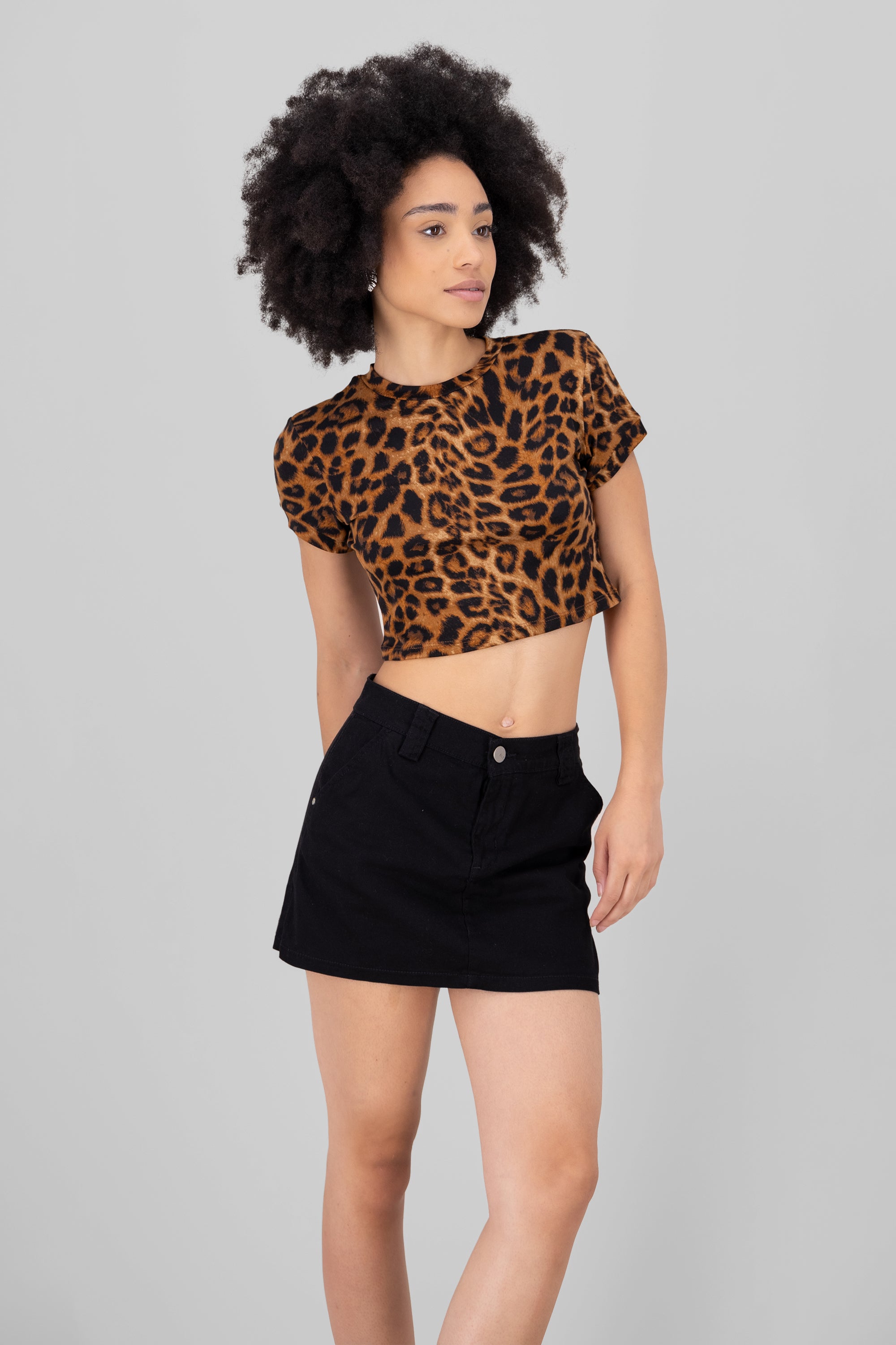 Playera crop estampado animal print CAFE COMBO