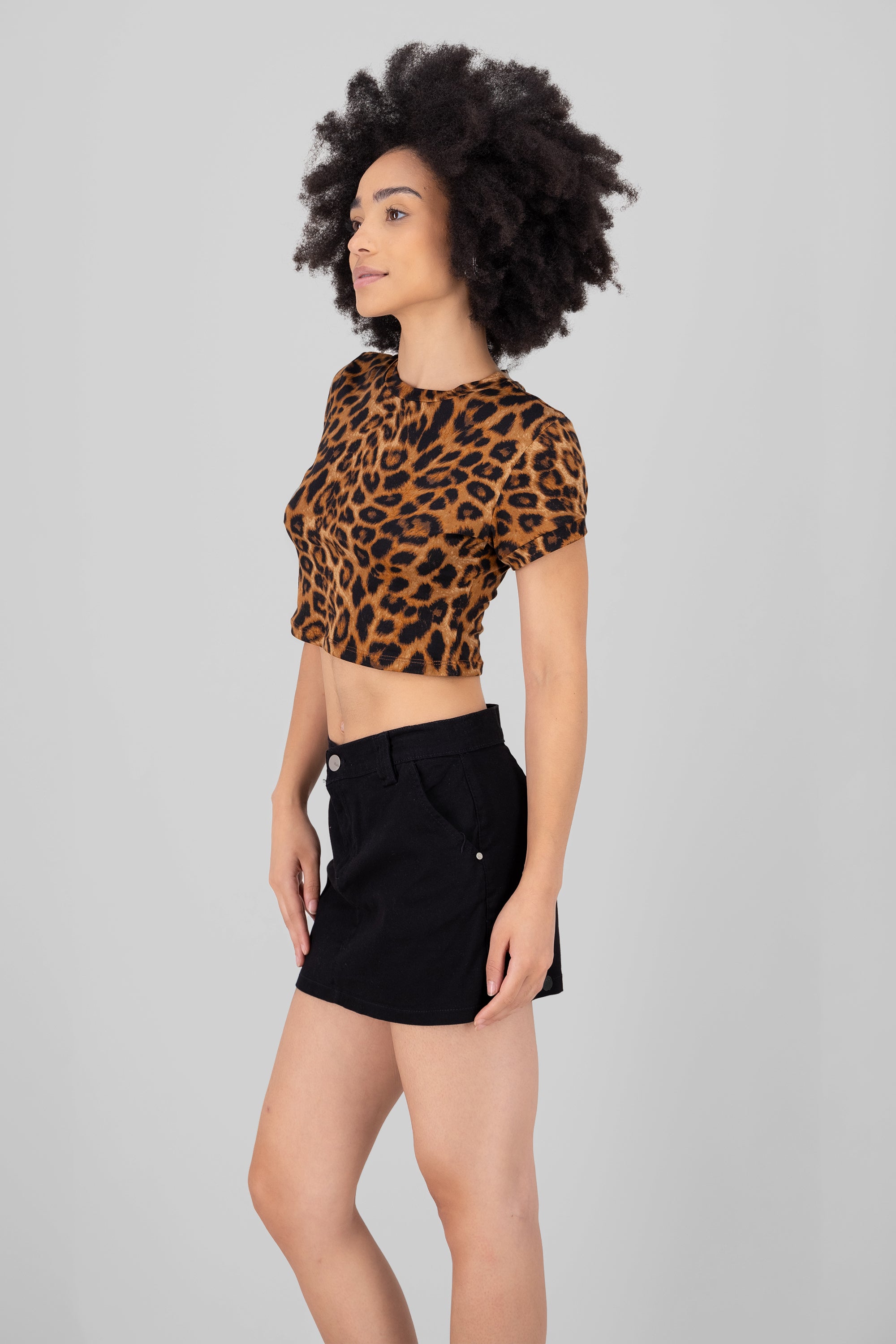 Playera crop estampado animal print CAFE COMBO