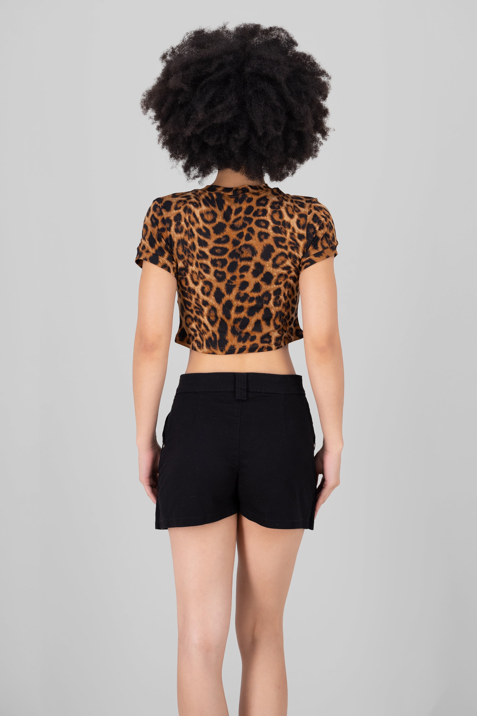 Playera crop estampado animal print CAFE COMBO