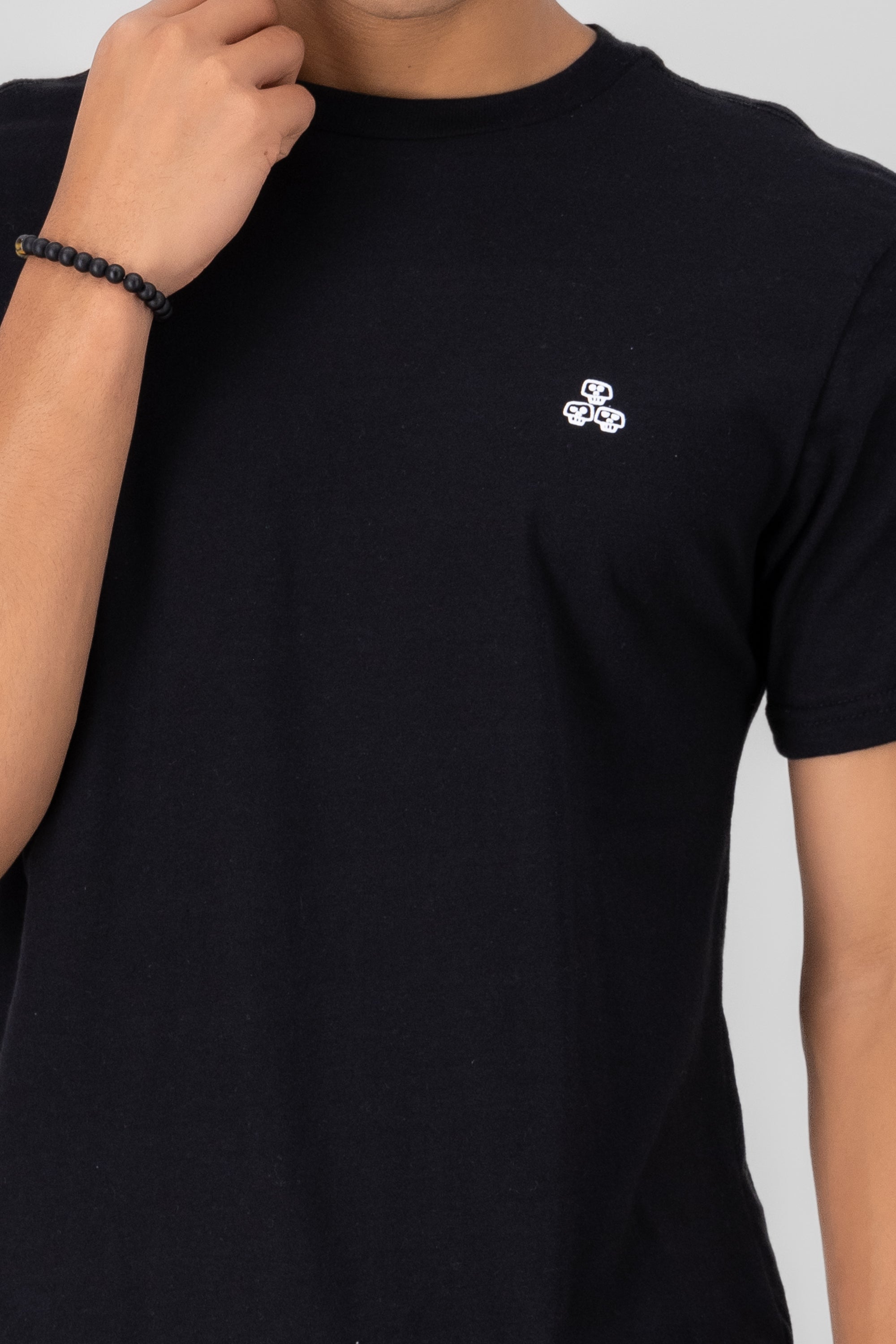 Playera bordado calavera NEGRO