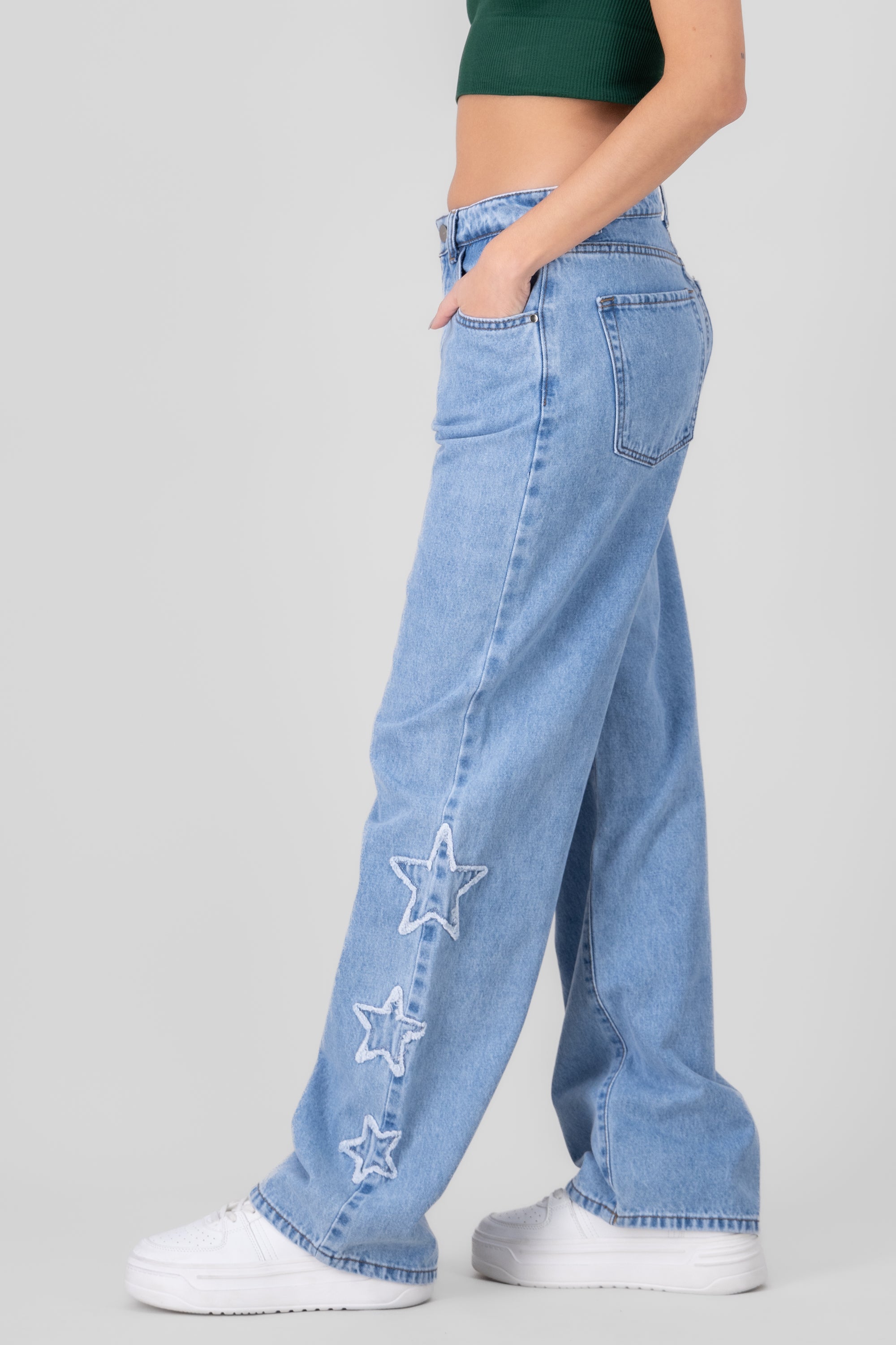 Jeans straight con estrellas asimétrico LIGHT WASH