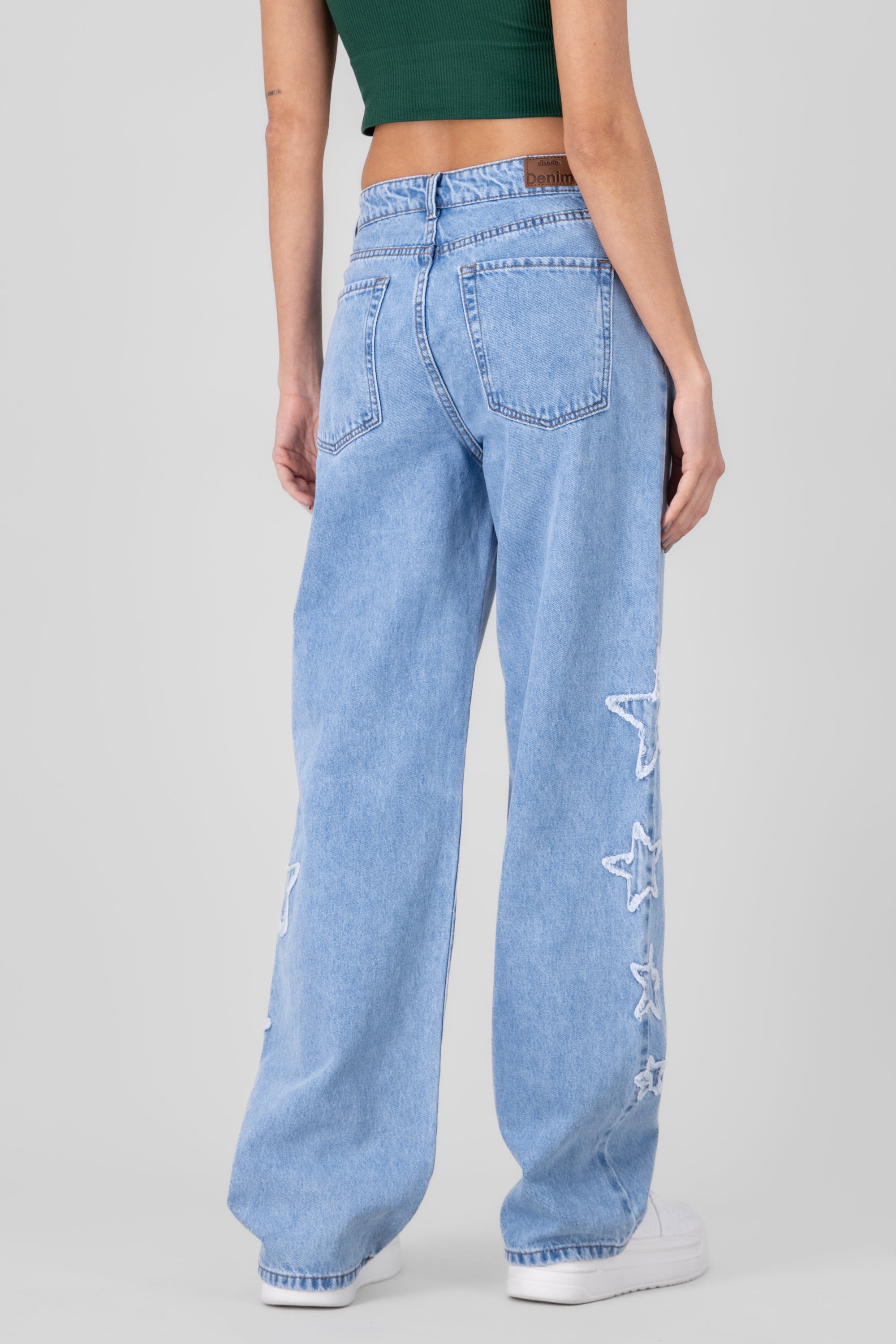 Jeans straight con estrellas asimétrico LIGHT WASH