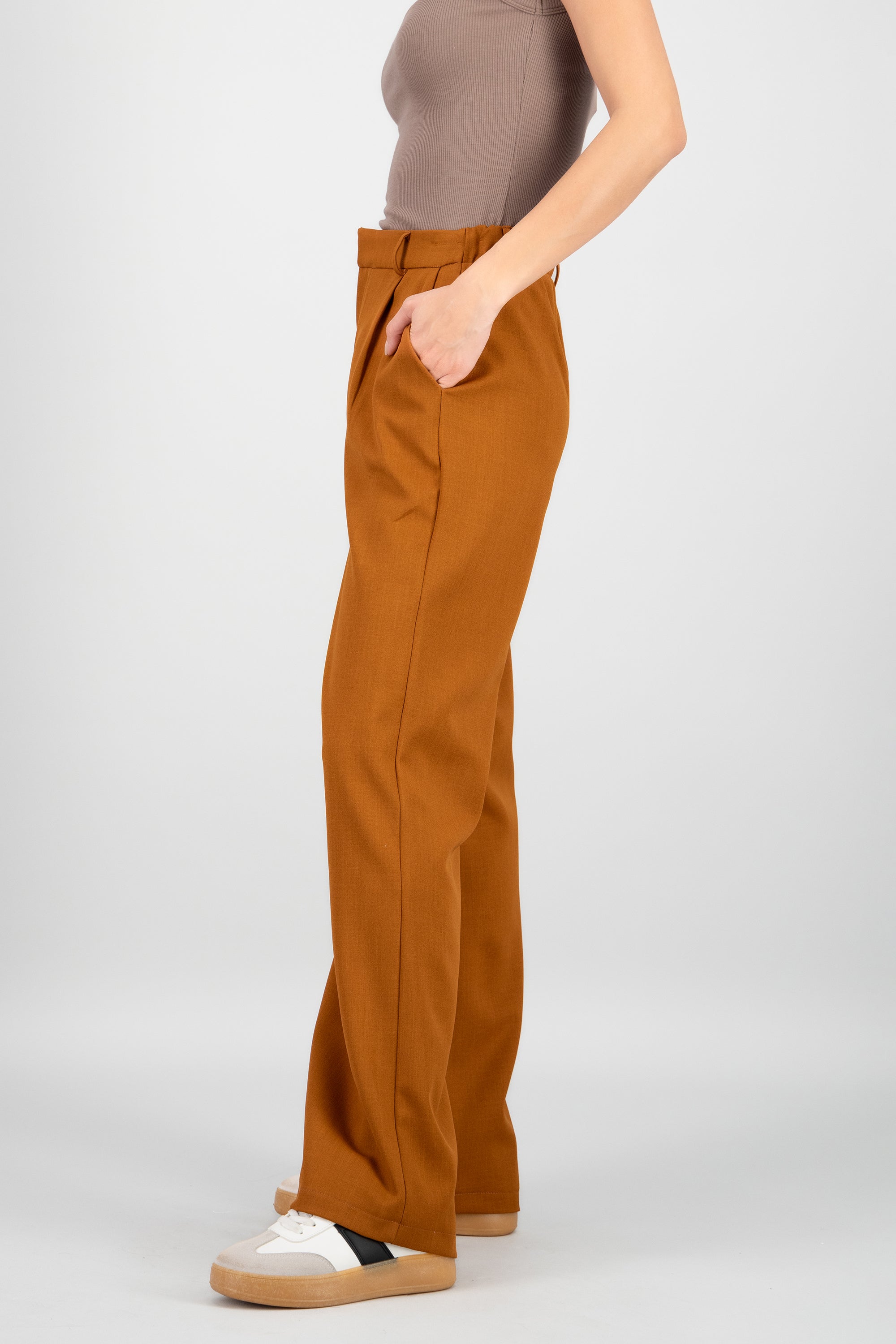 Pantalon pinzas amplio CAMELLO