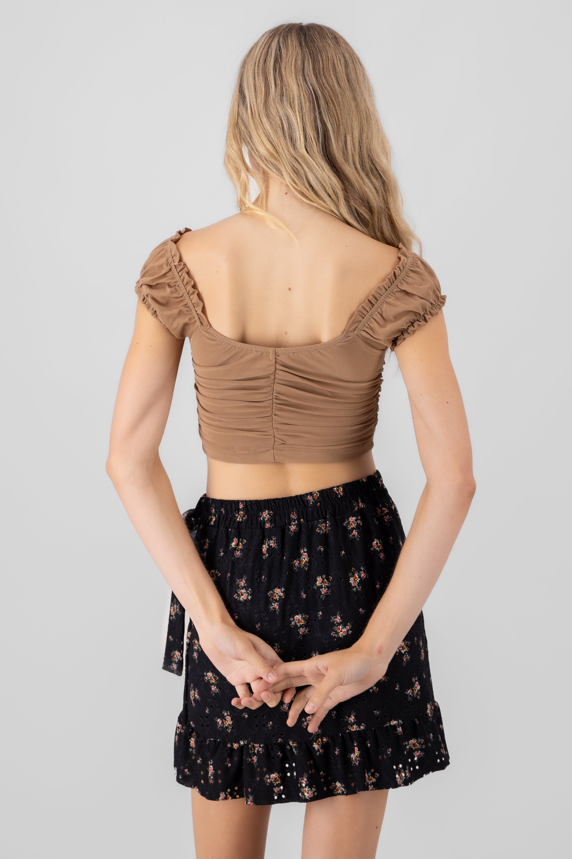 Blusa detalle plisado copas KHAKI