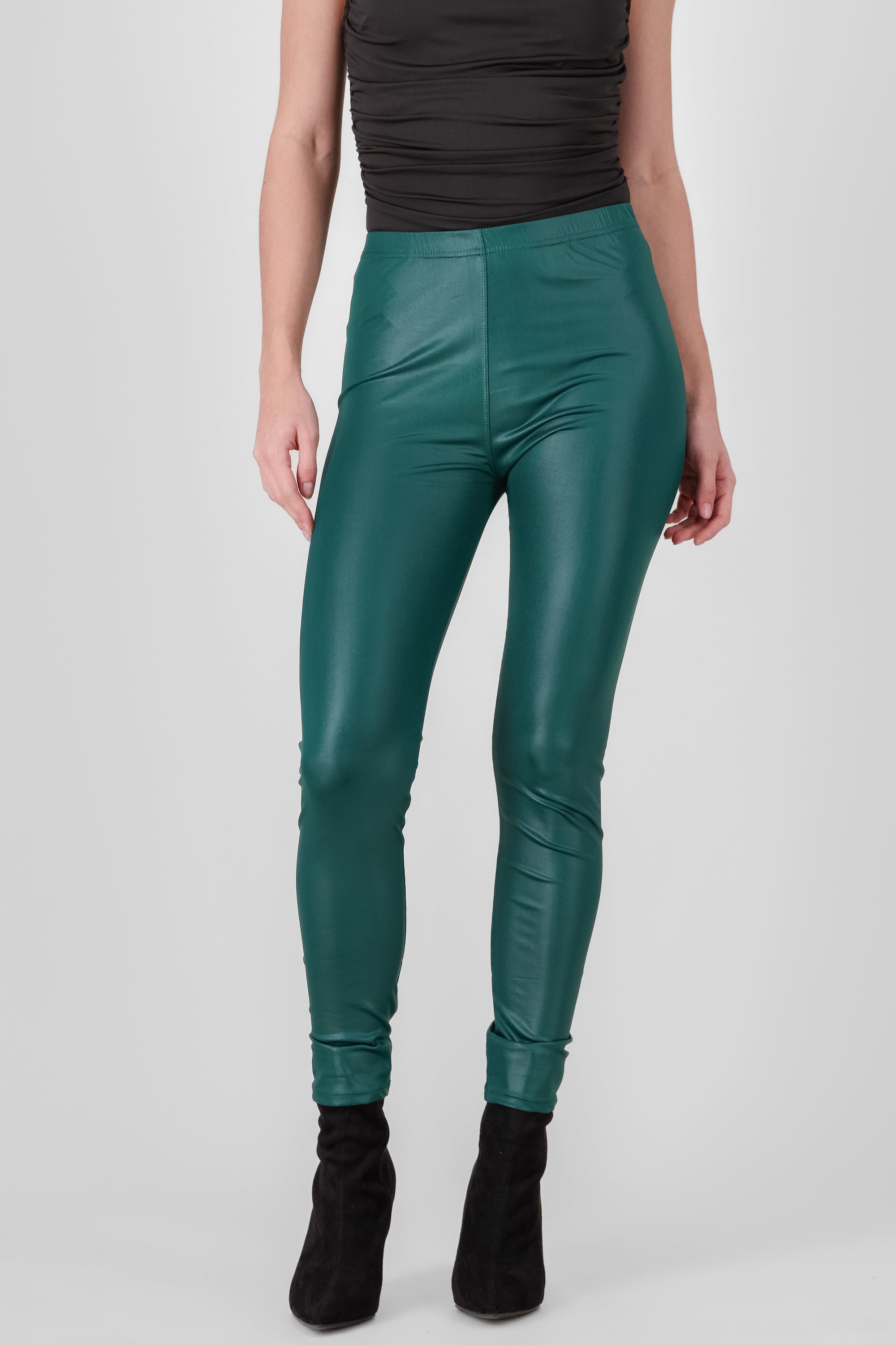 Pantalones pegados tipo piel VERDE