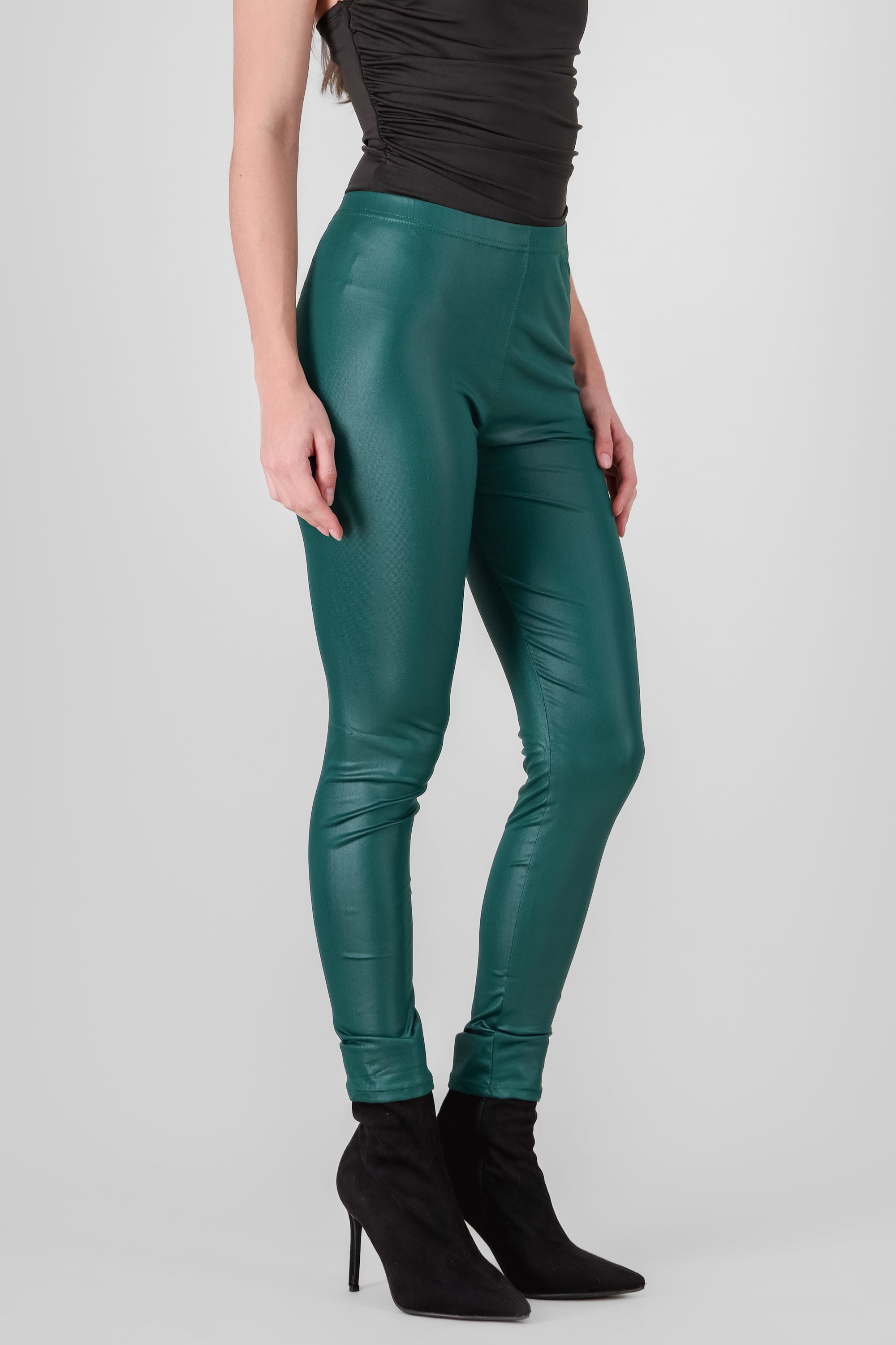 Pantalones pegados tipo piel VERDE