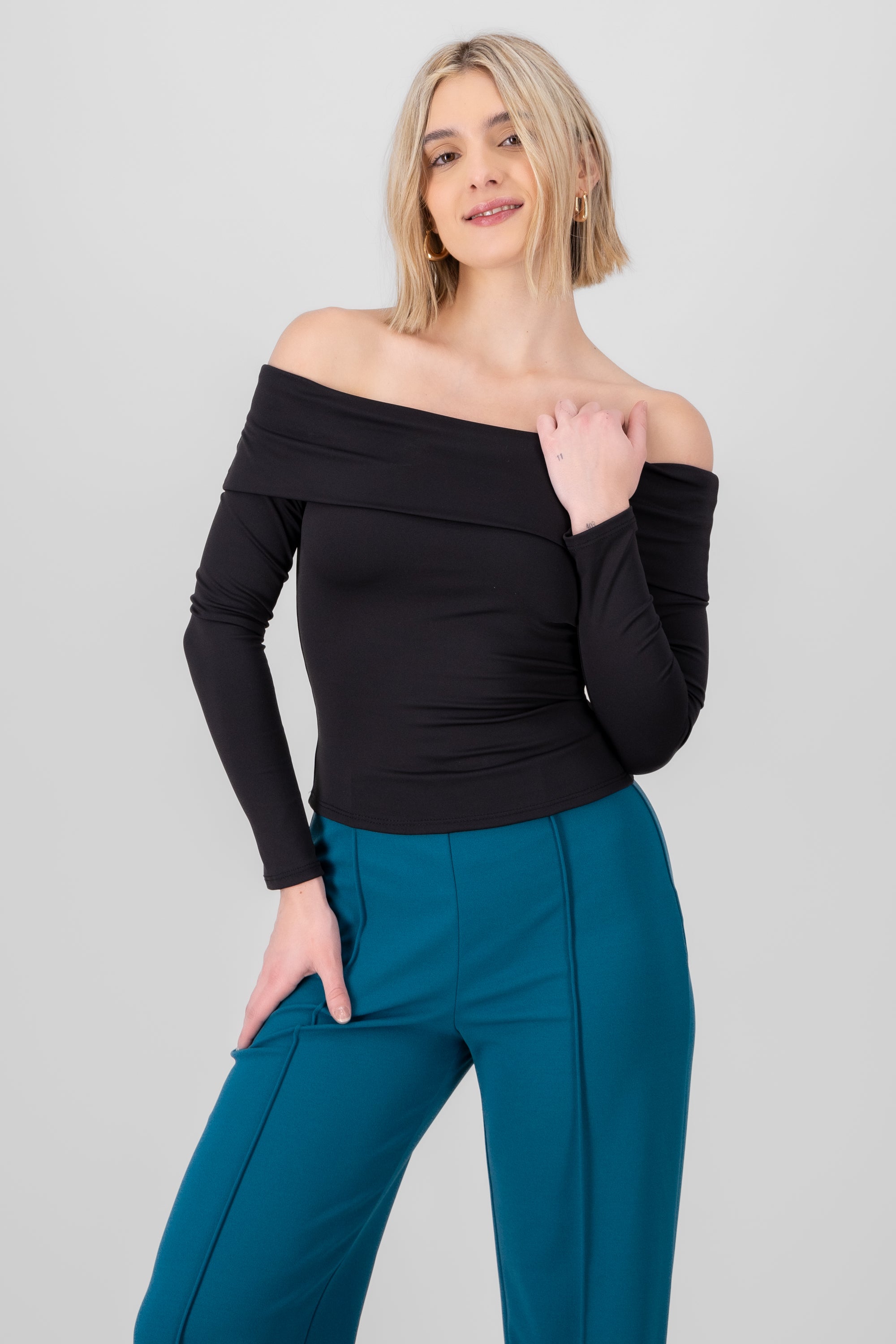 Top off shoulder liso NEGRO