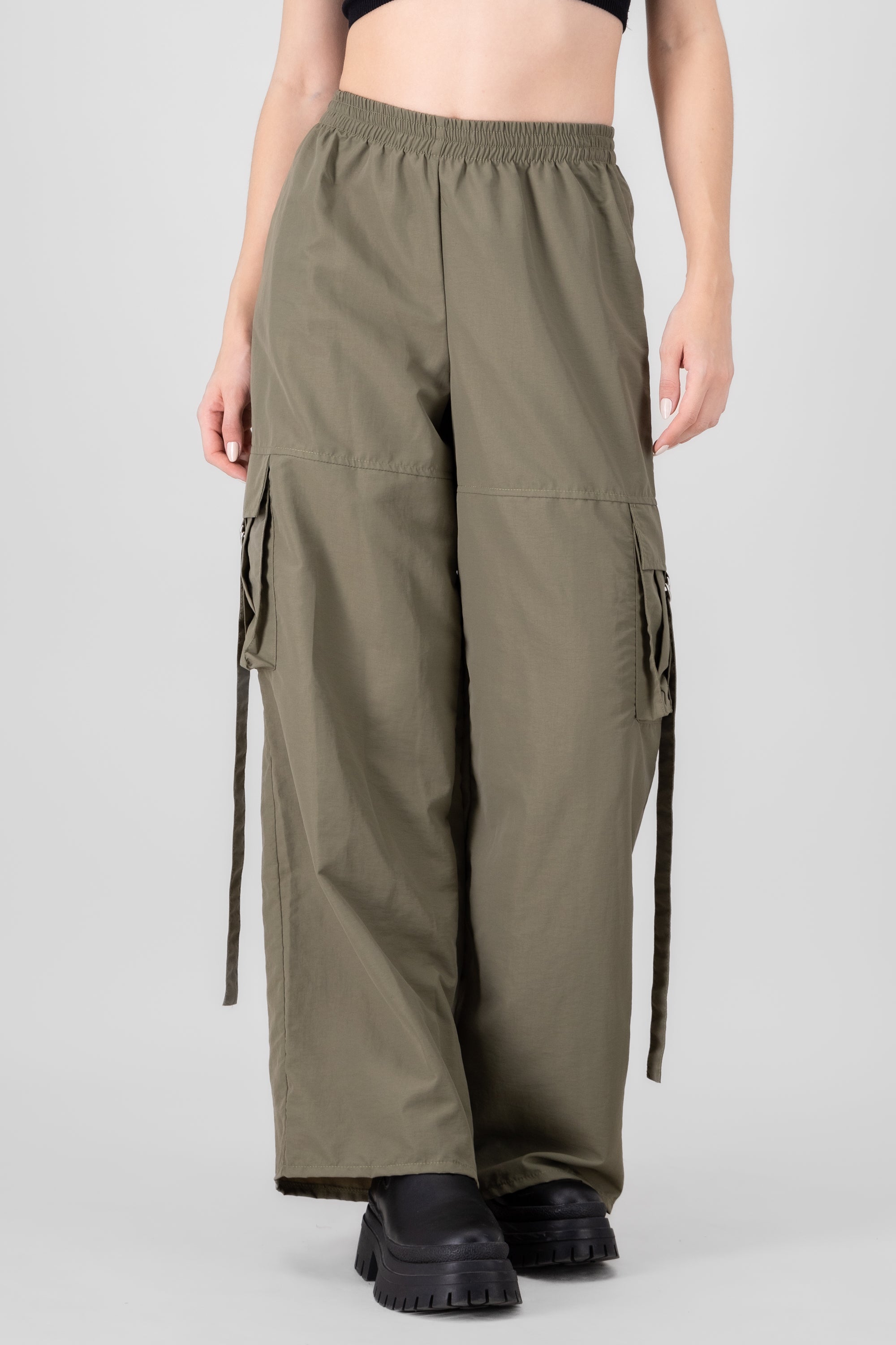 Pantalon parachute bolsas cargo OLIVO