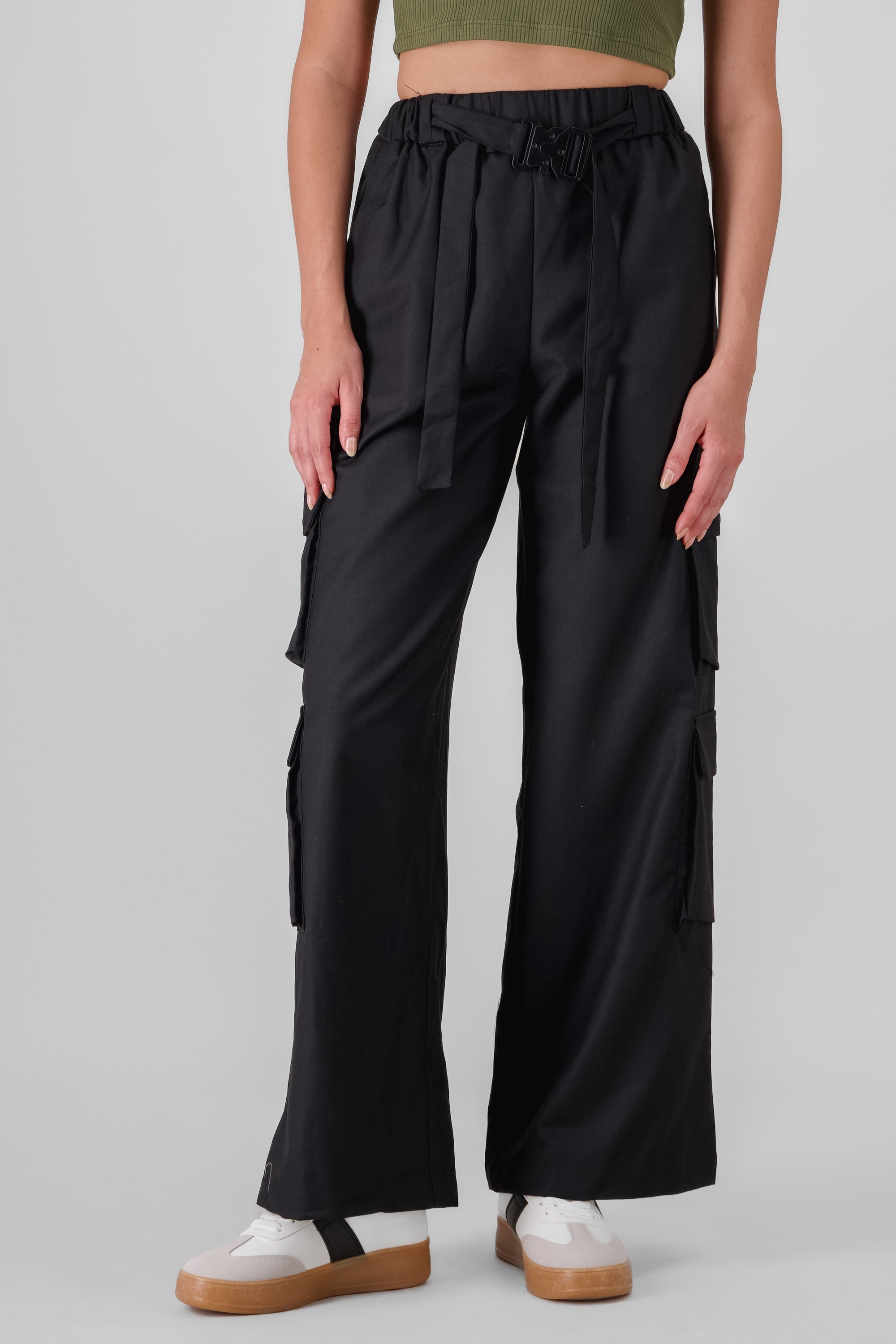 Pantalon cargo detalle cinturon NEGRO