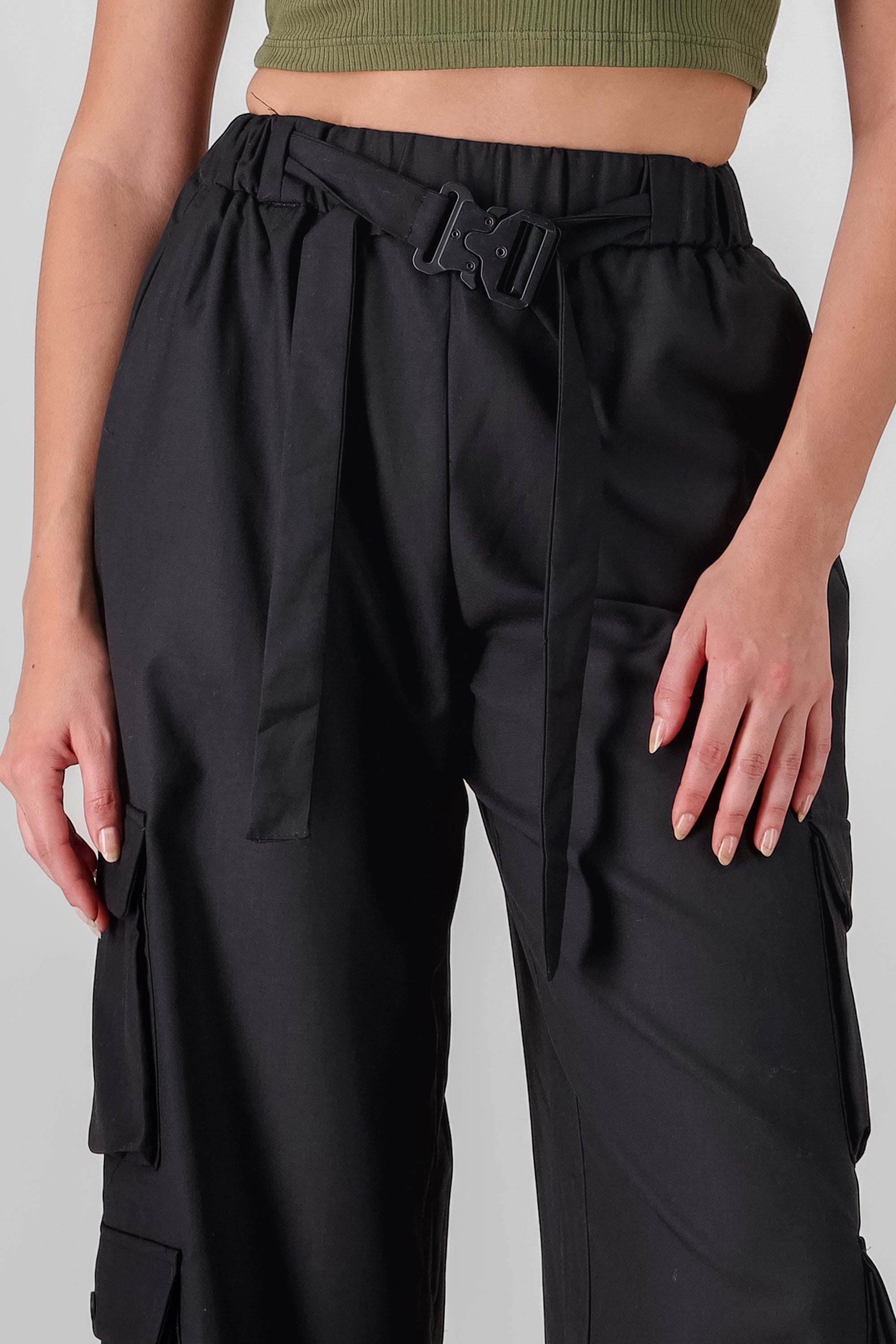 Pantalon cargo detalle cinturon NEGRO