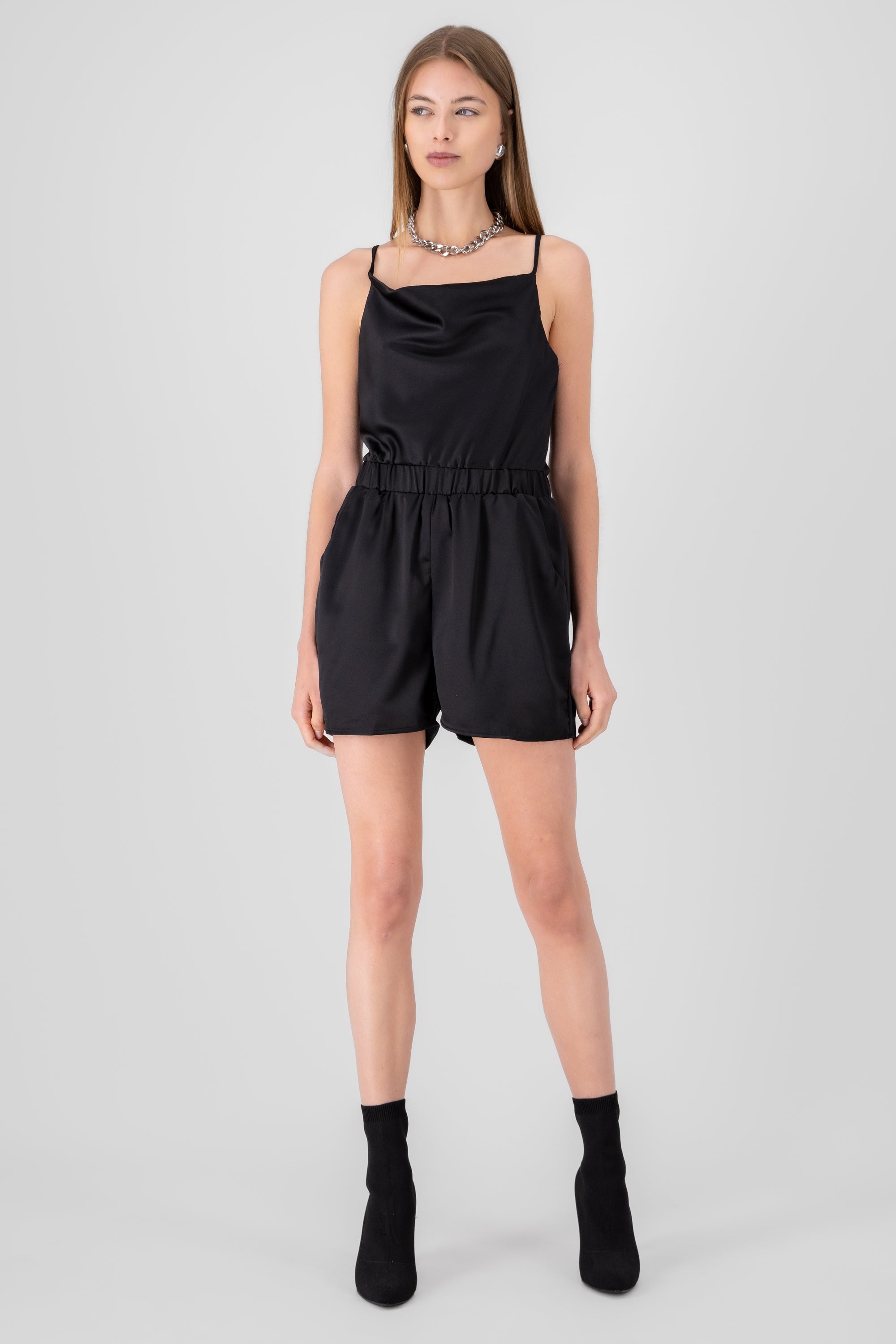 Romper satin con cuello cascada NEGRO