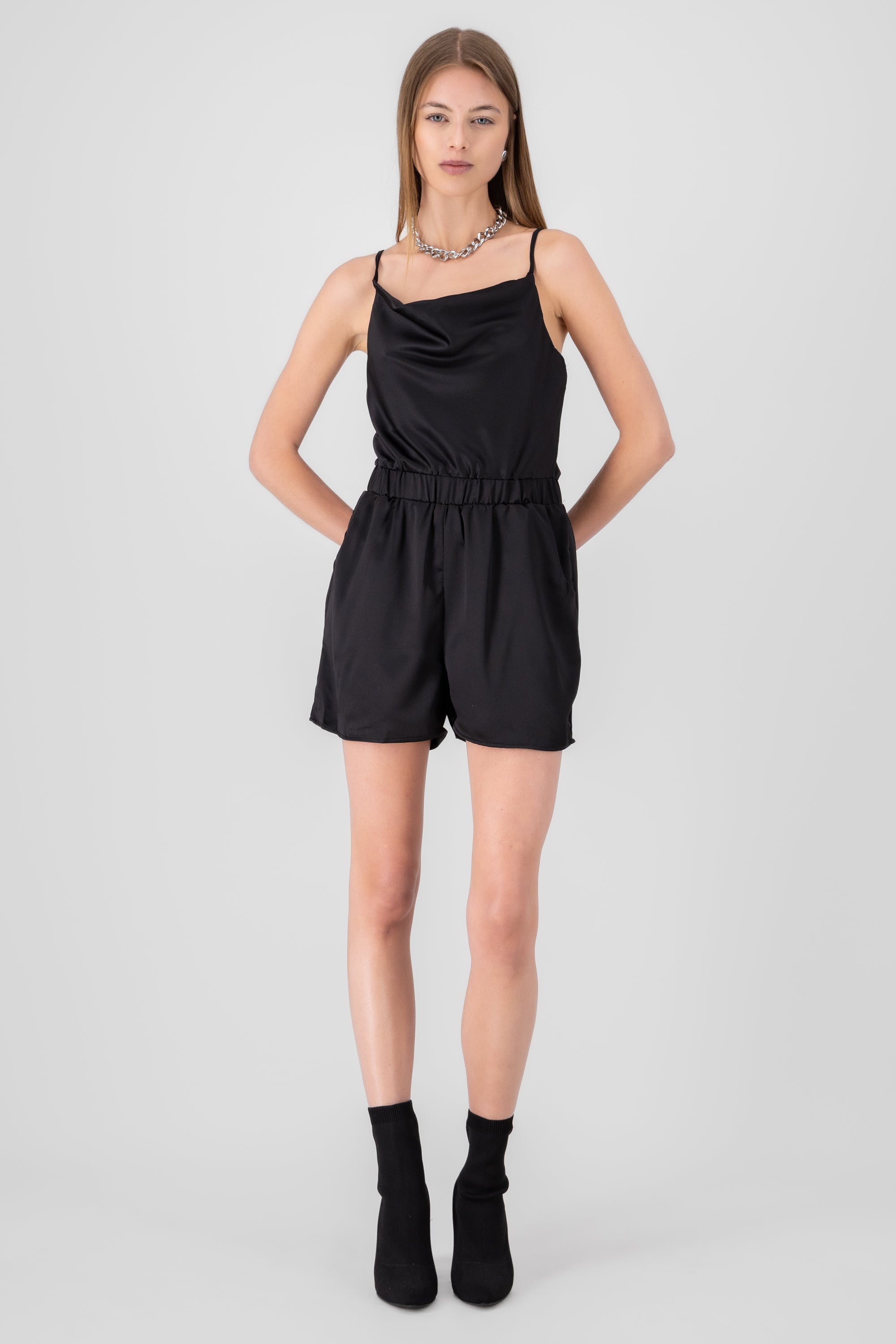 Romper satin con cuello cascada NEGRO