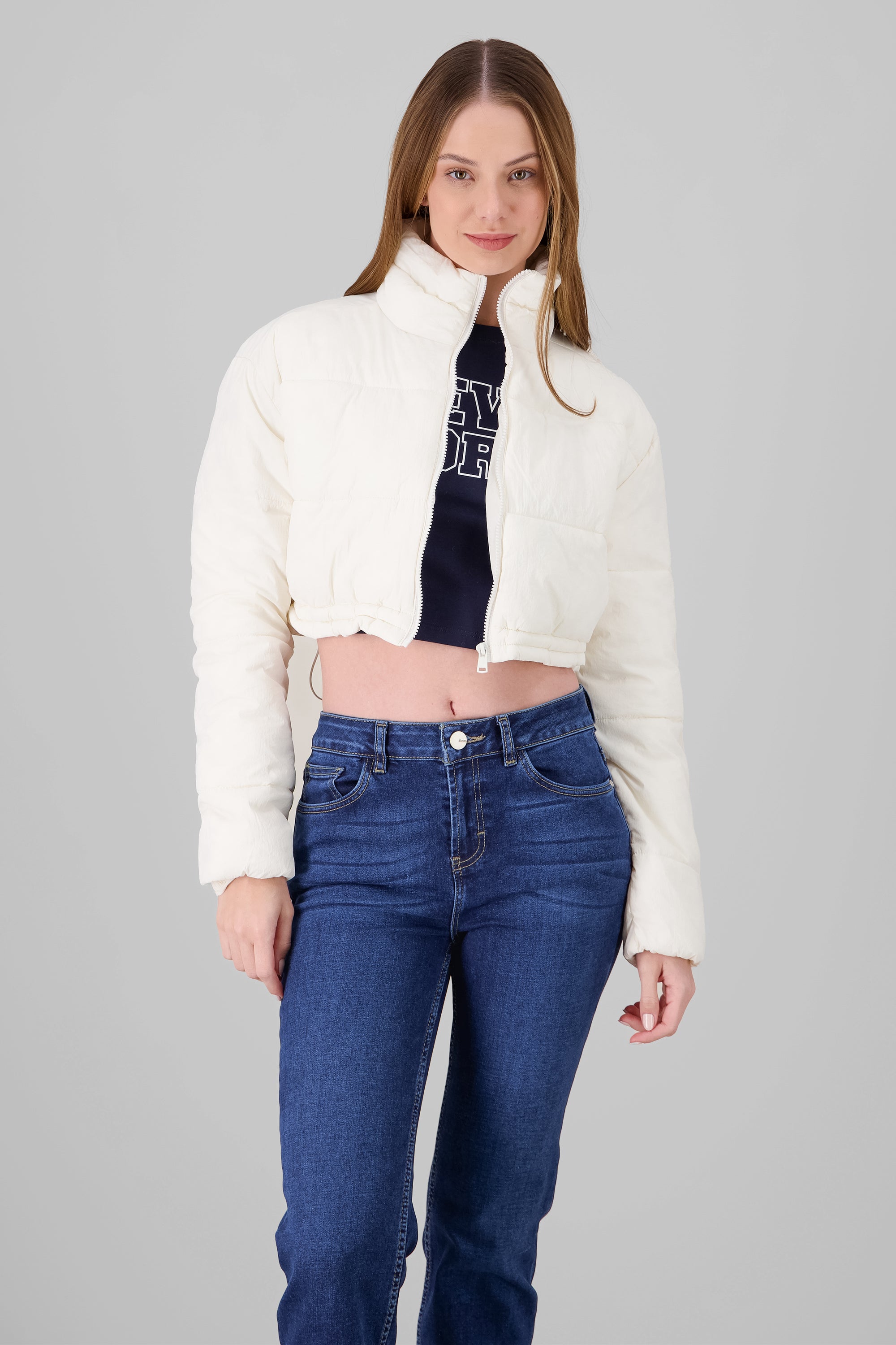 Chamarra cropped lisa con detalles CREMA