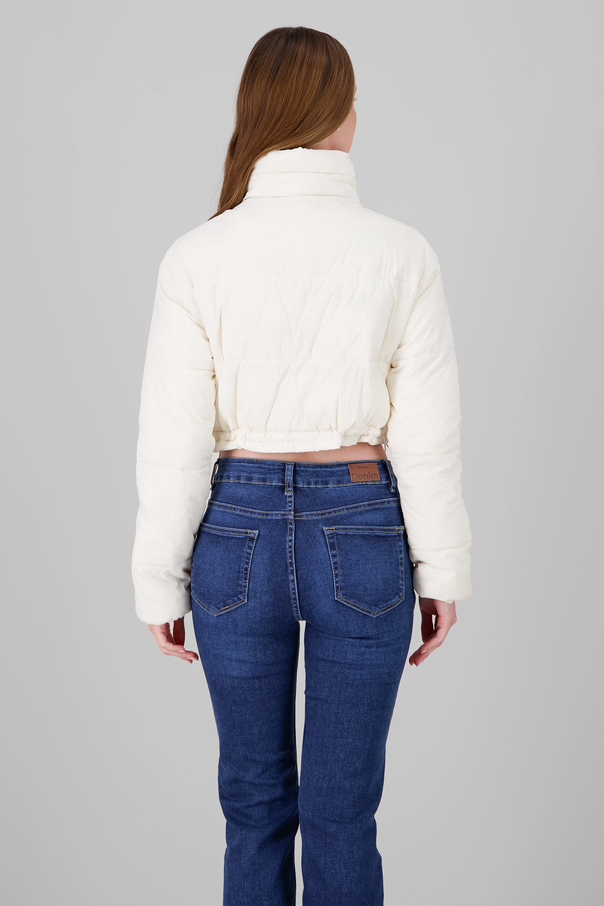 Chamarra cropped lisa con detalles CREMA