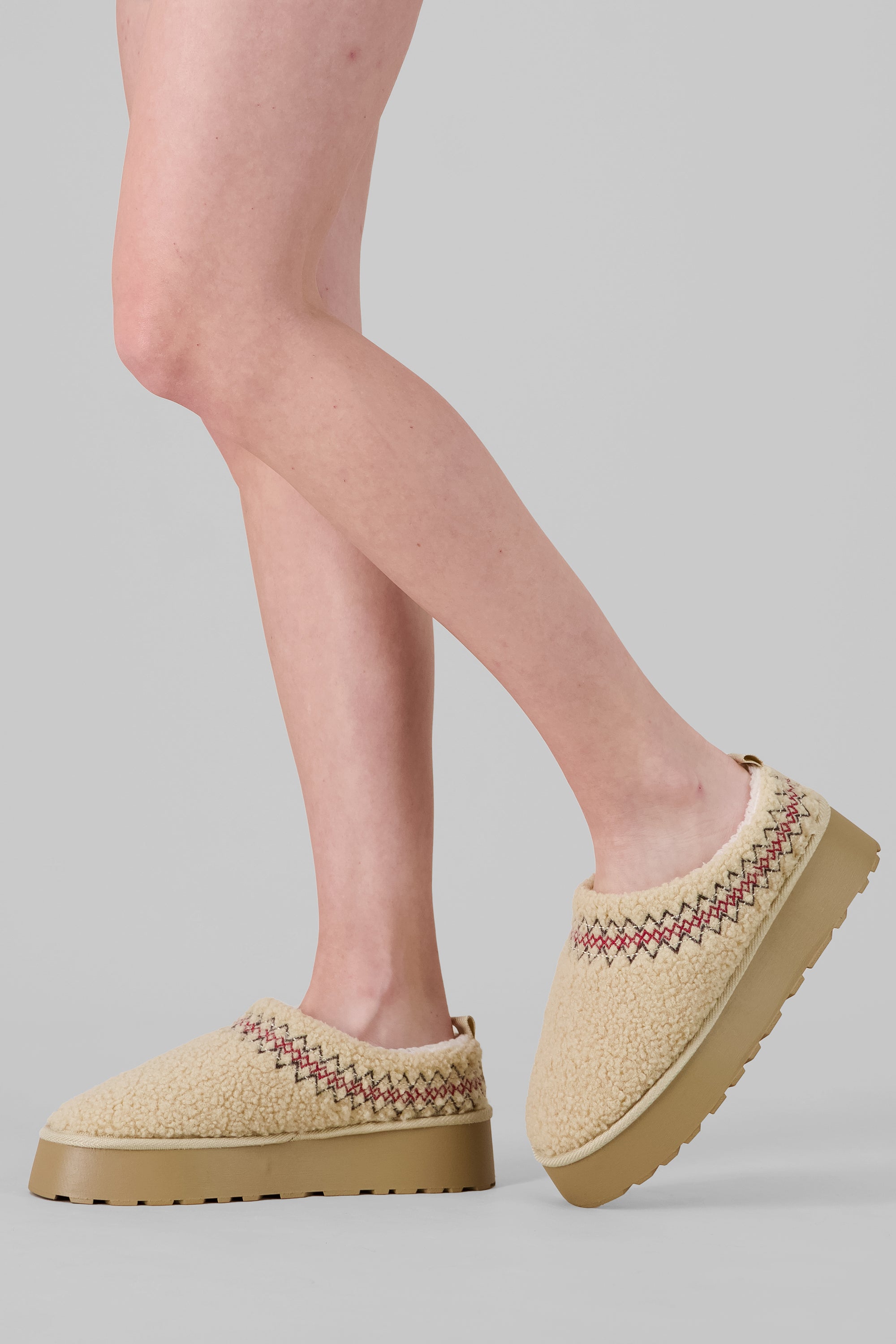 Pantufla zueco teddy bordado BEIGE