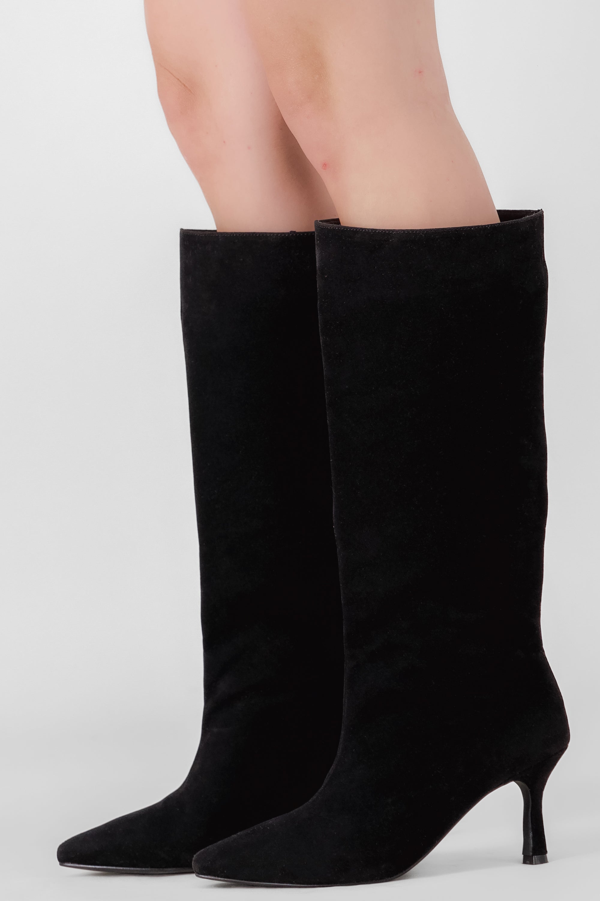 BOTA SLOUCHY DURAZNO NEGRO