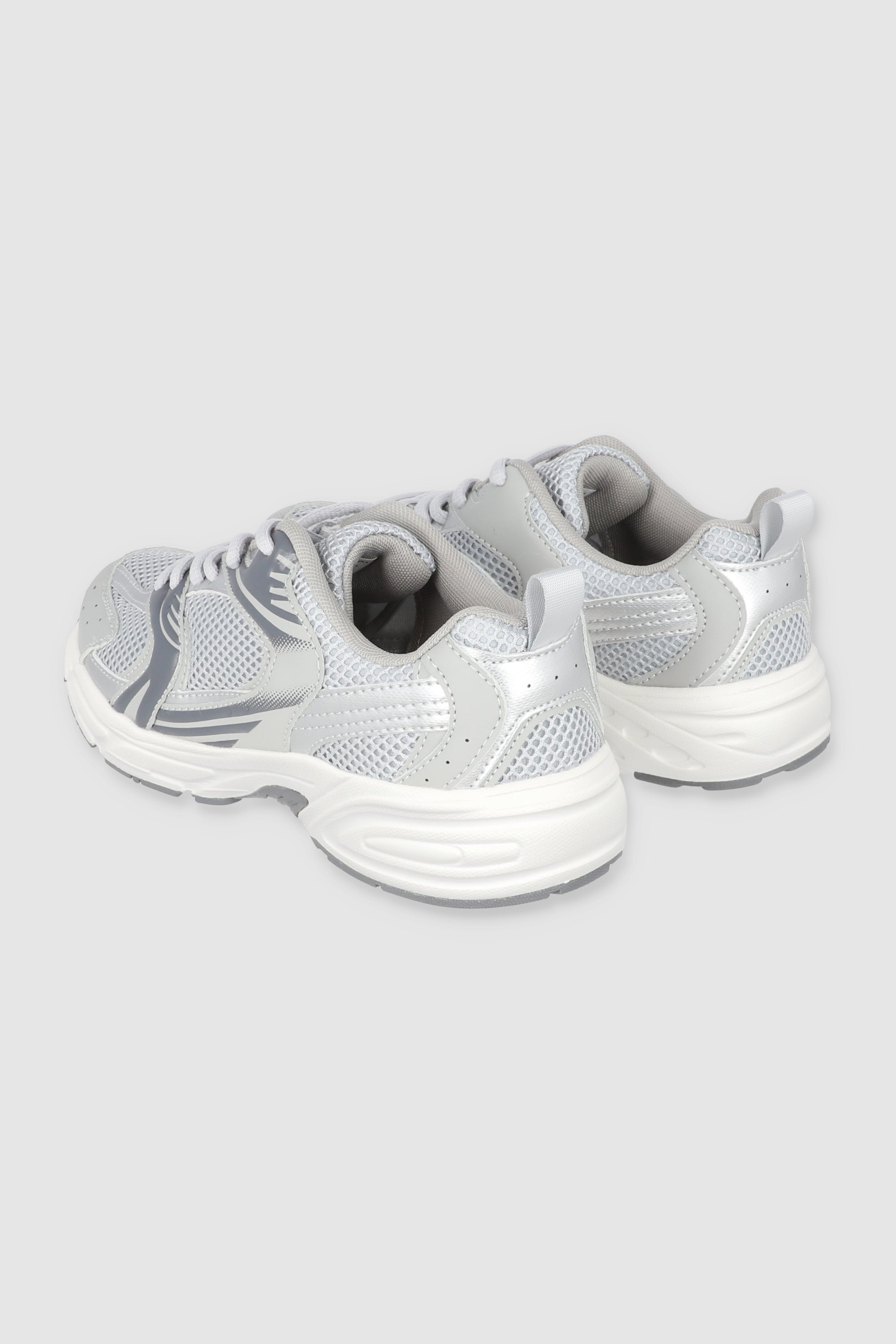 Tenis runner contrastes metalicos GRIS