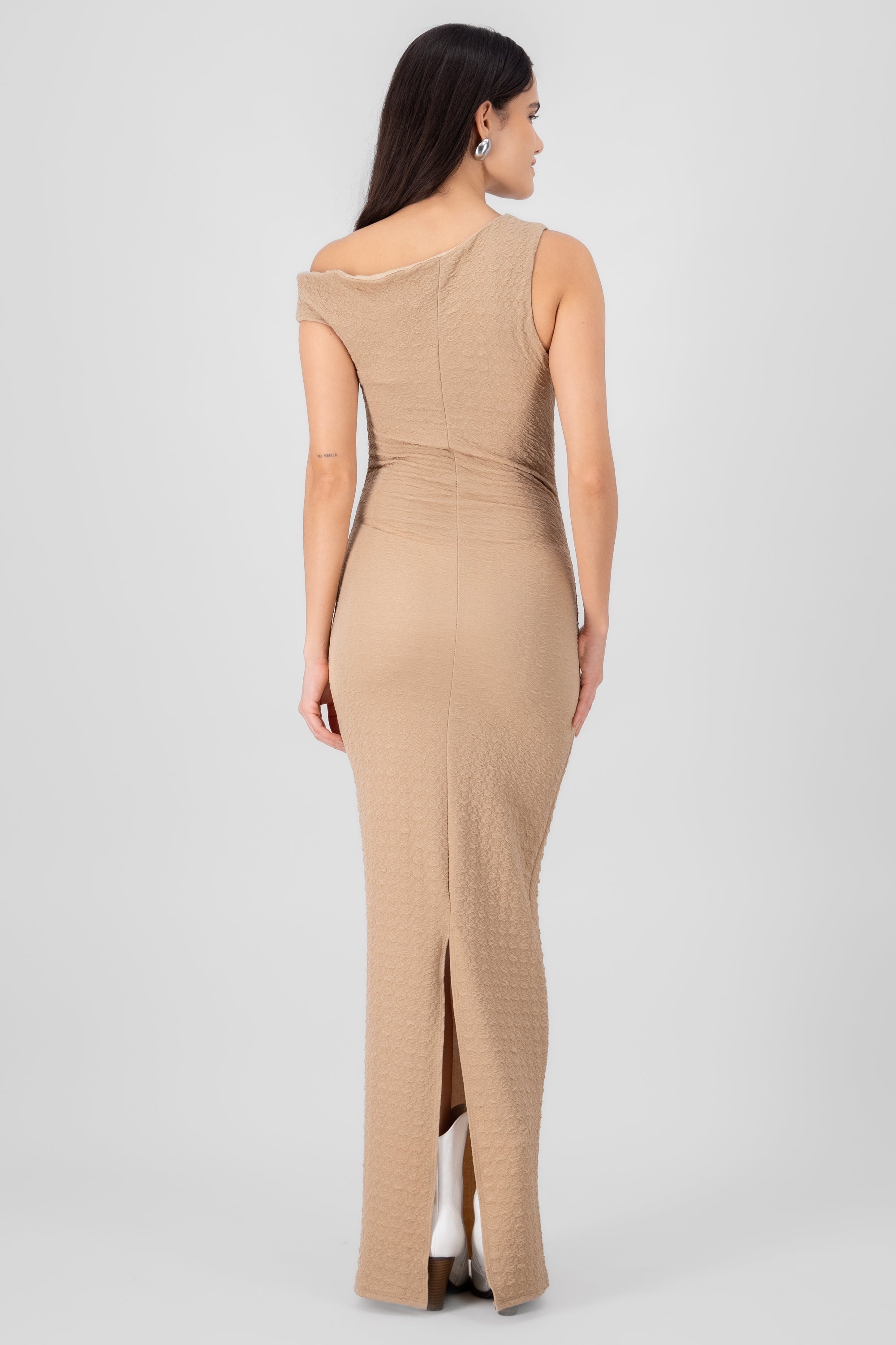 Vestido maxi textura mangas asimetrico KHAKI