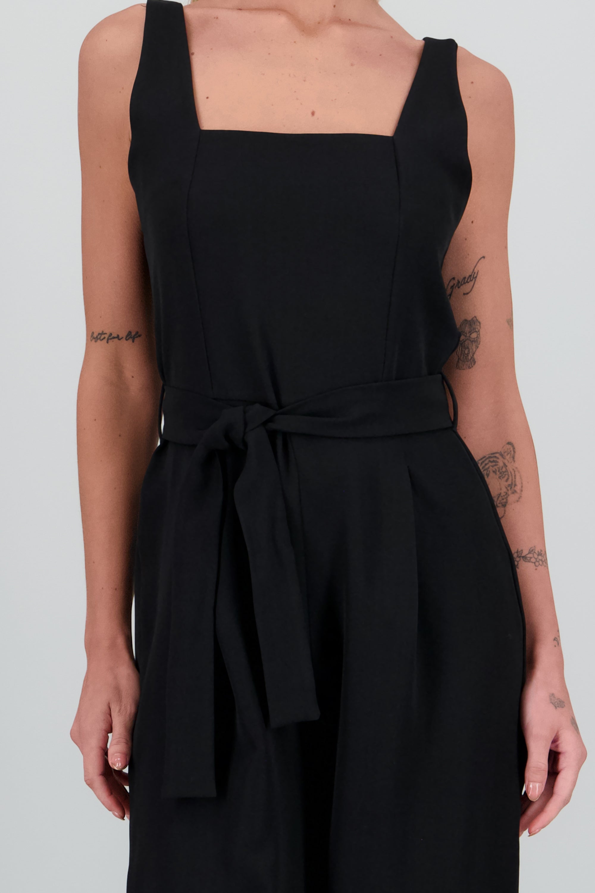 Jumpsuit tirantes detalle cinturon NEGRO