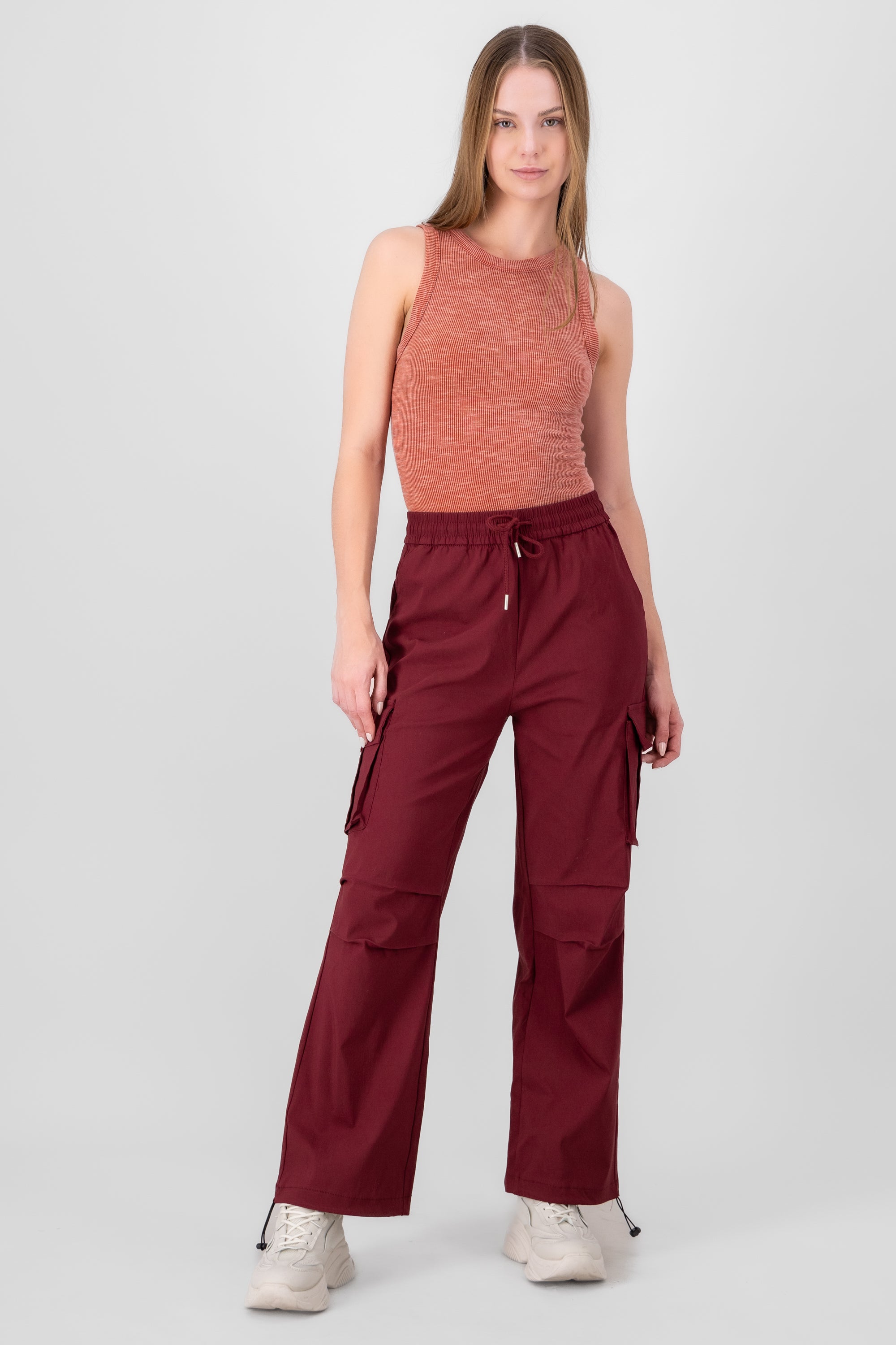 Pantalones parachute con bolsas cargo VINO