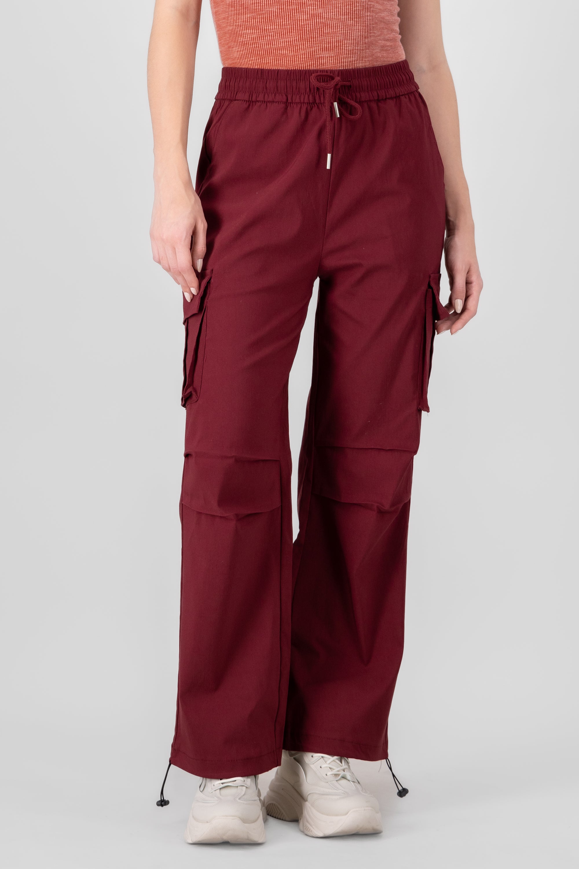 Pantalones parachute con bolsas cargo VINO