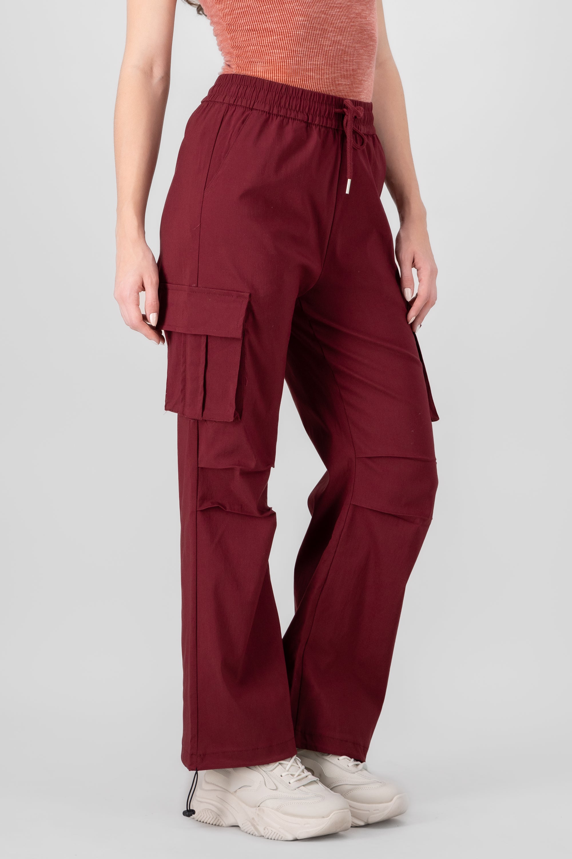 Pantalones parachute con bolsas cargo VINO