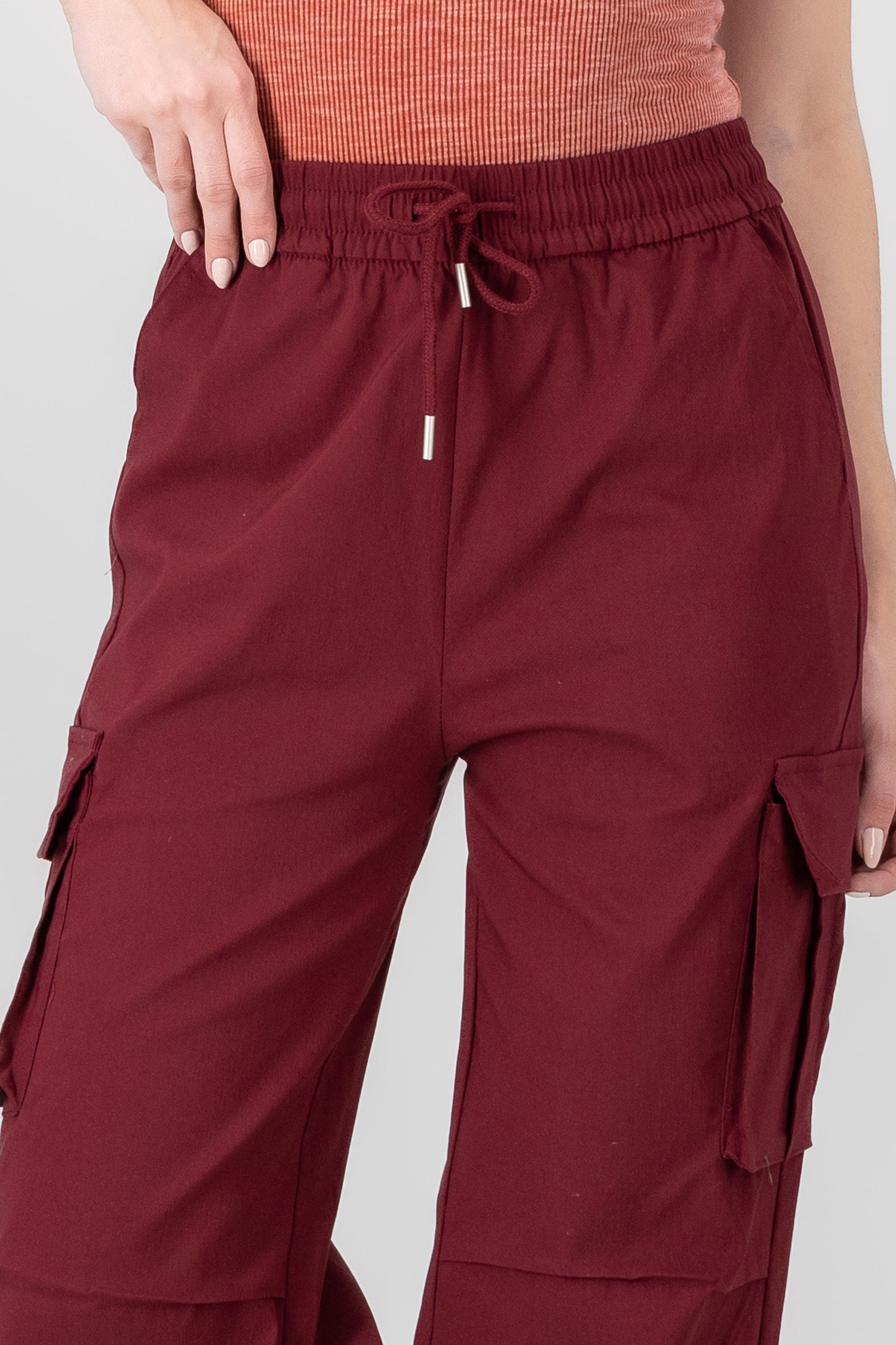 Pantalones parachute con bolsas cargo VINO