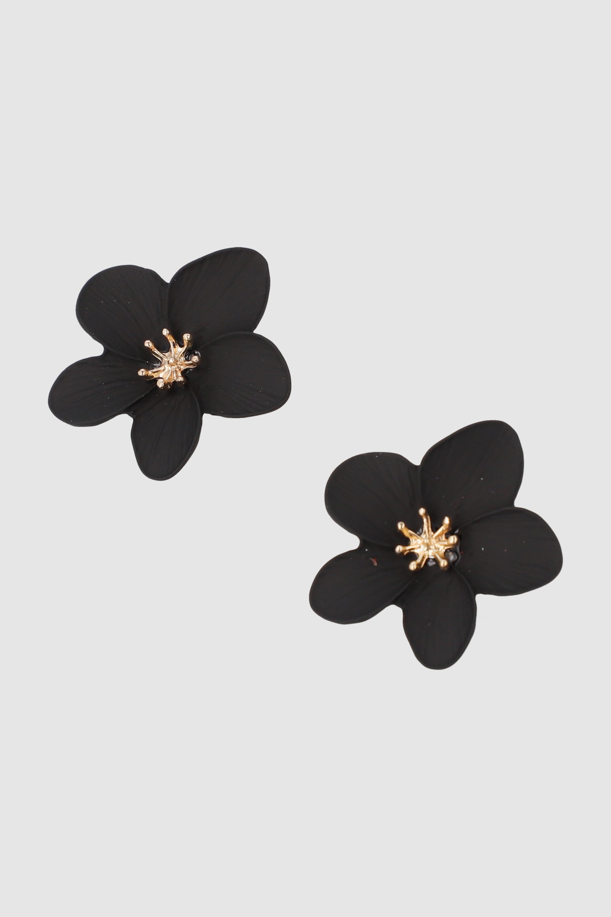 ARETES FLOR COLOR NEGRO