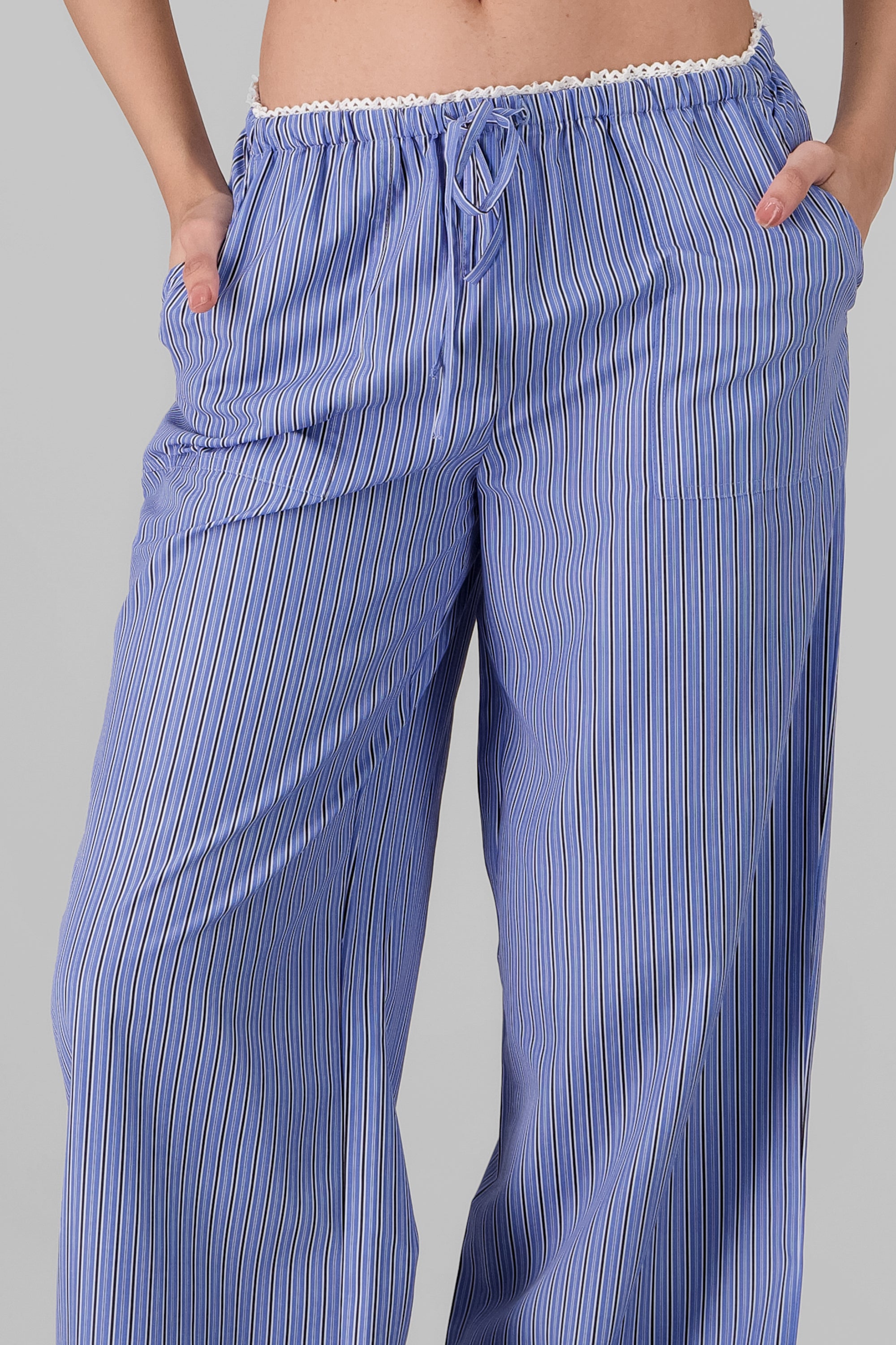 Pantalon estampado de rayas con pretina AZUL COMBO