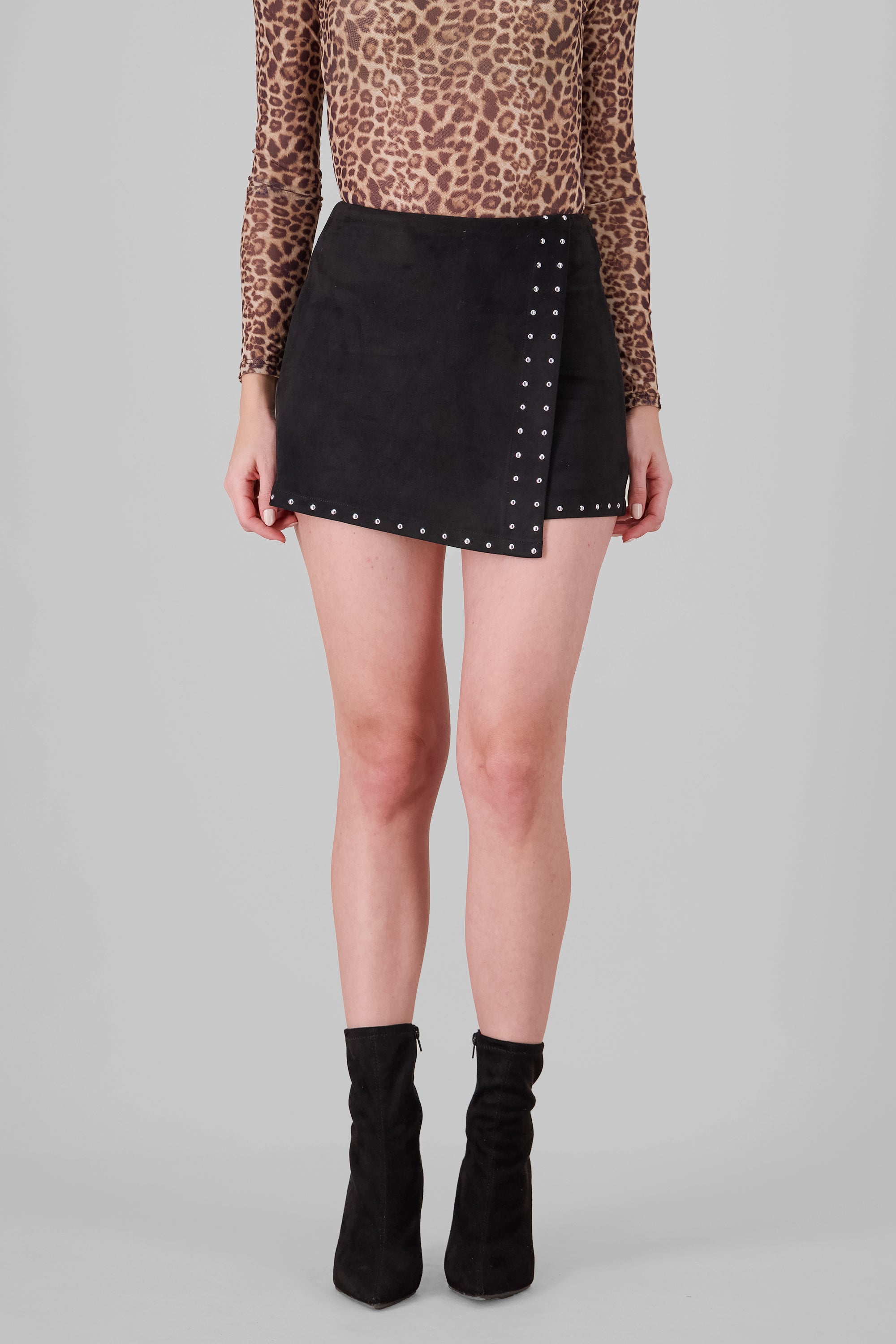 Falda short gamuza con estoperoles NEGRO