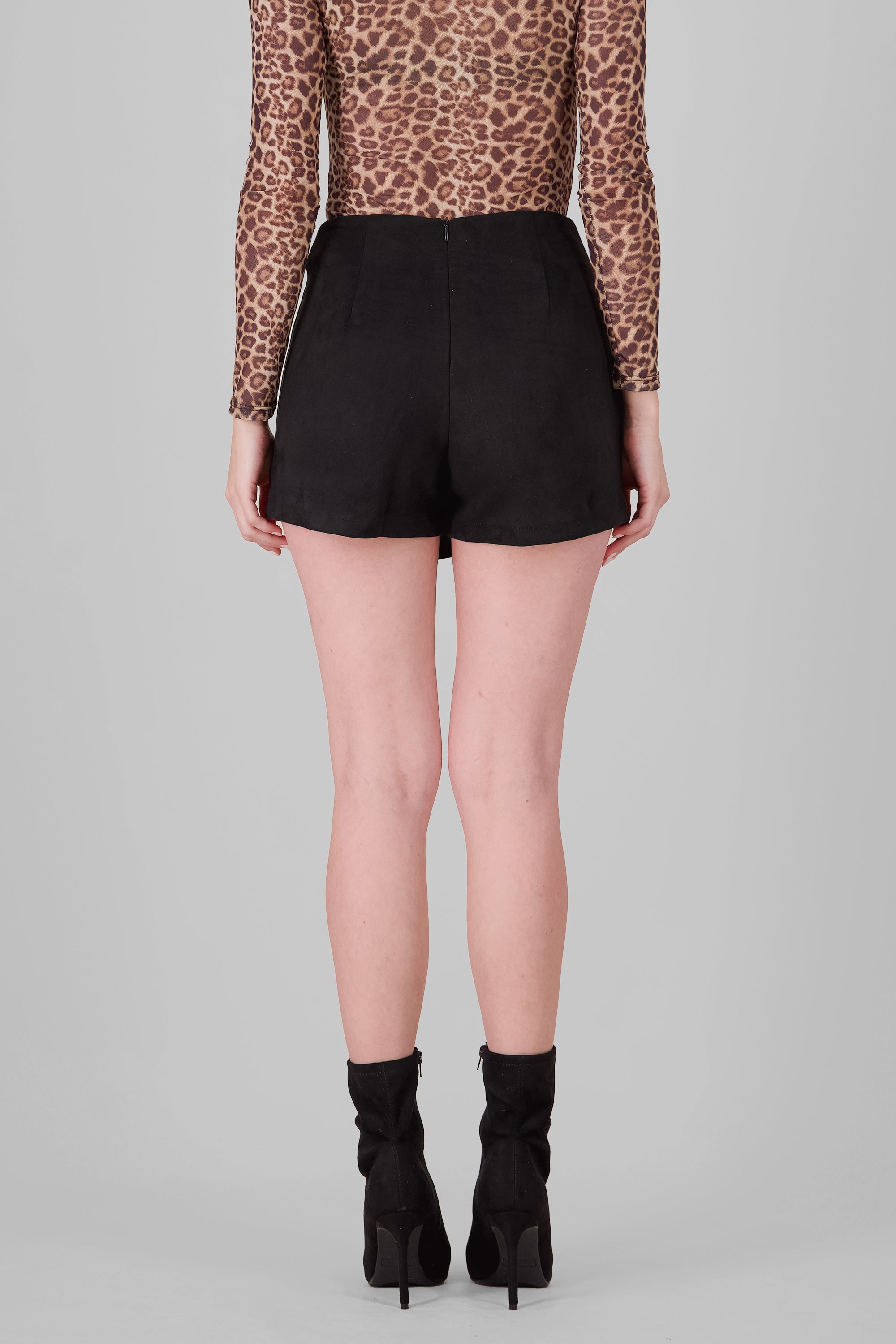 Falda short gamuza con estoperoles NEGRO