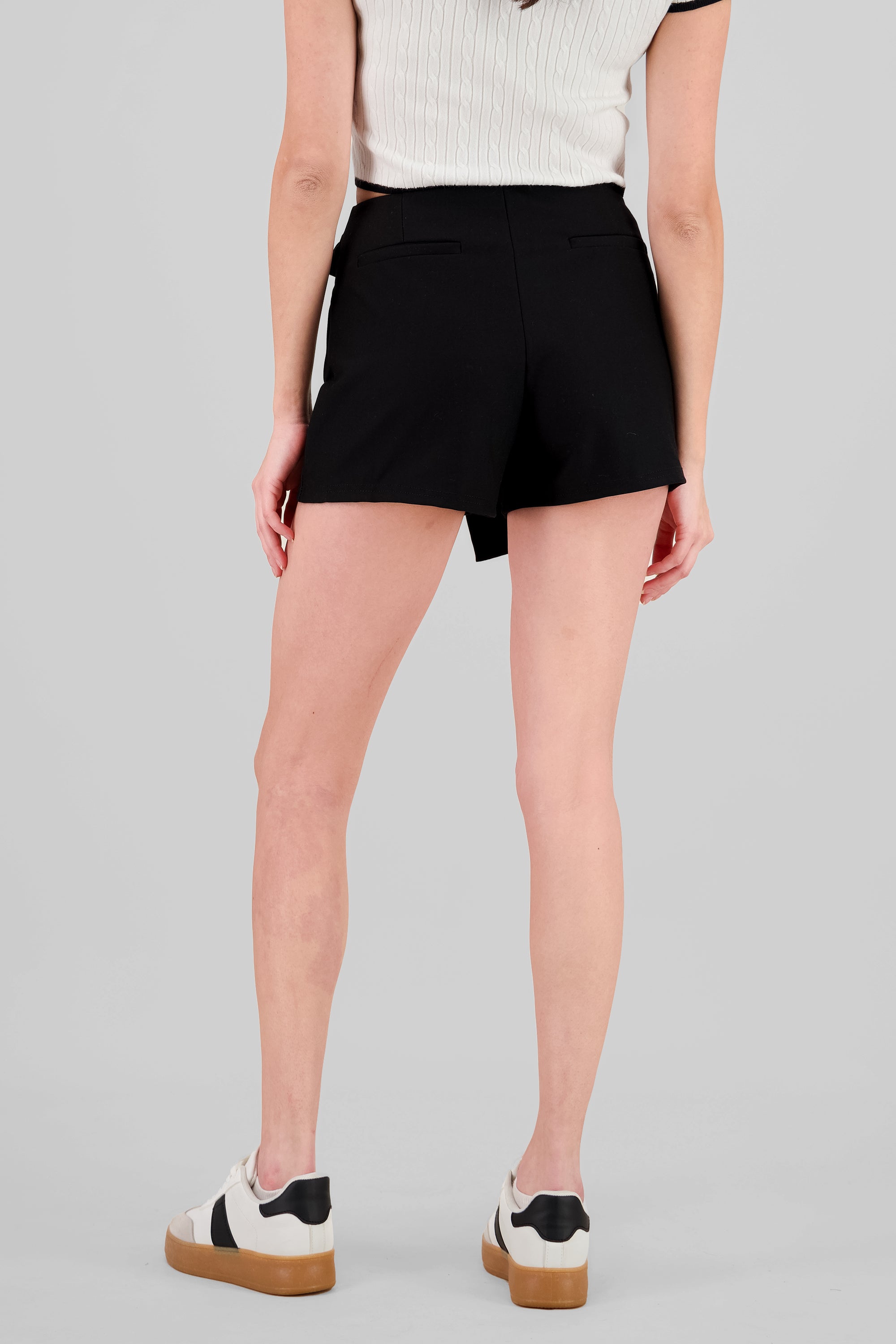 Falda short detalle cinturon NEGRO