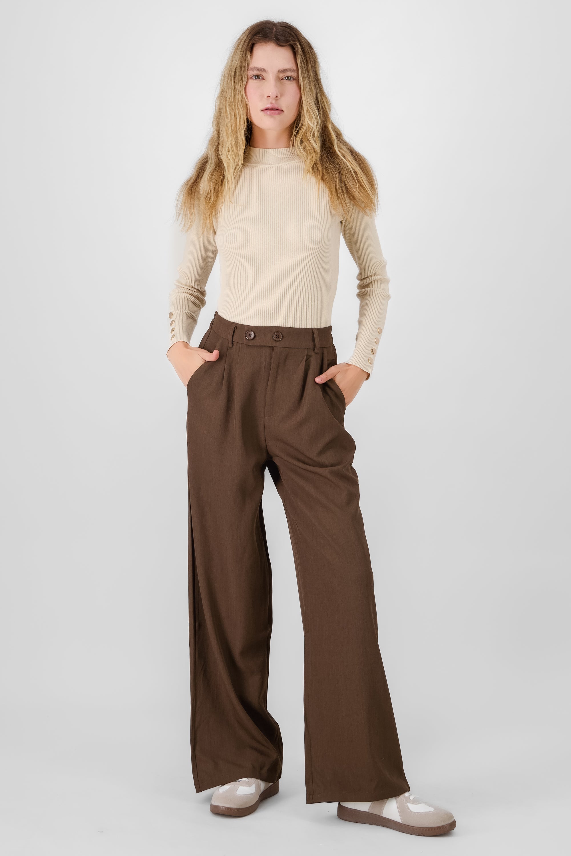 Pantalon amplio detalle doble boton CAFE