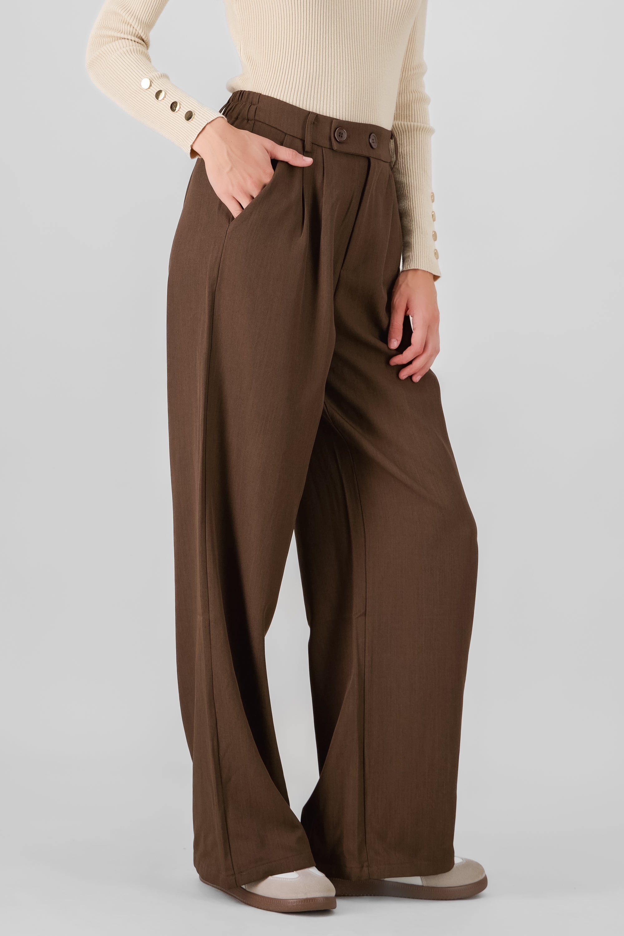 Pantalon amplio detalle doble boton CAFE