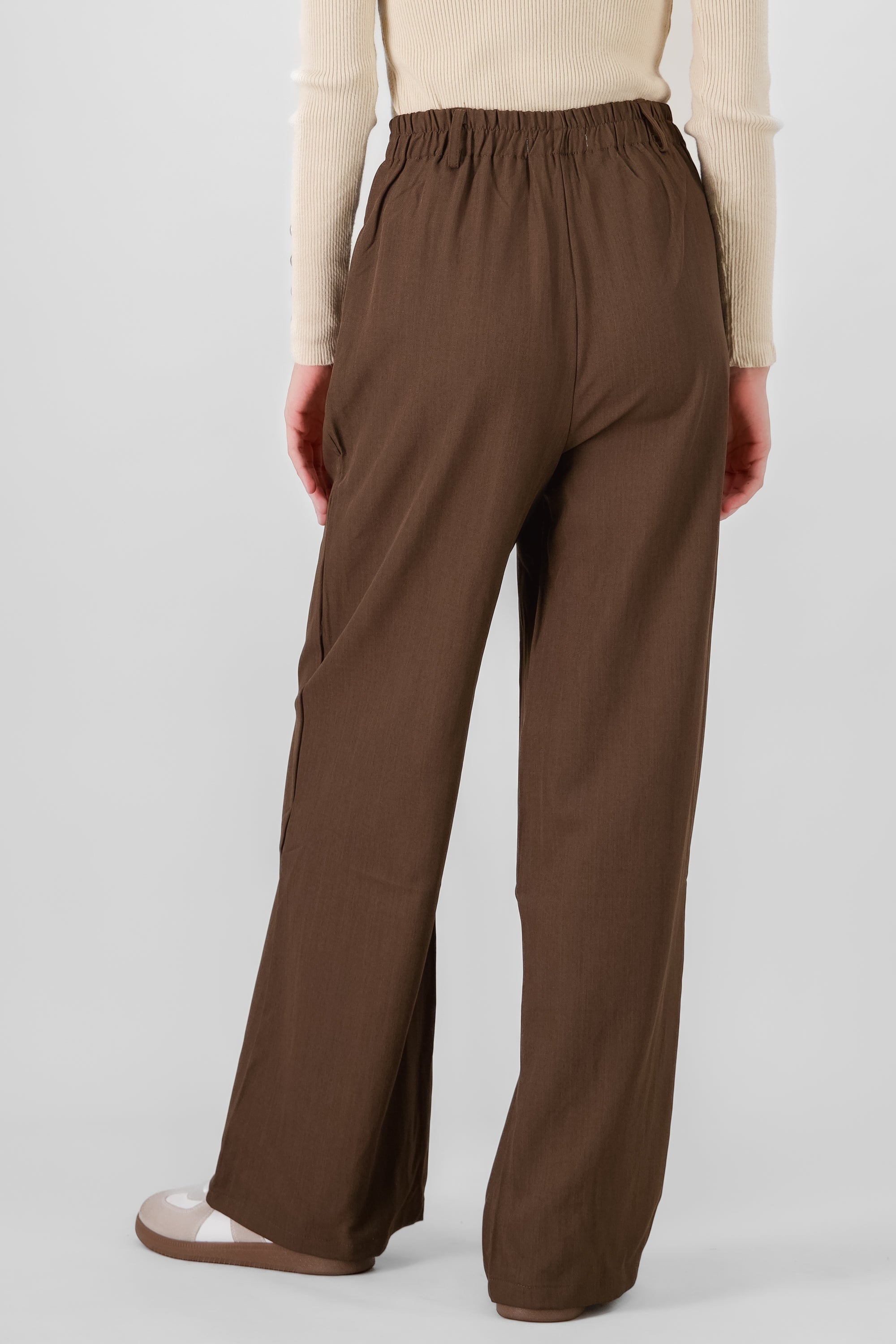 Pantalon amplio detalle doble boton CAFE