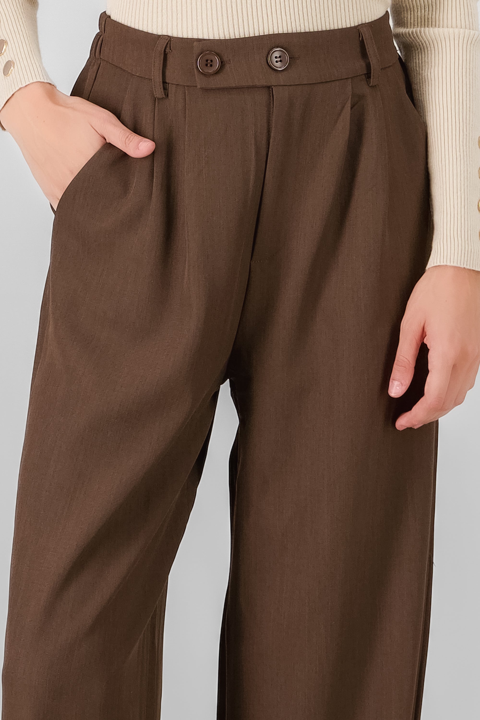 Pantalon amplio detalle doble boton CAFE