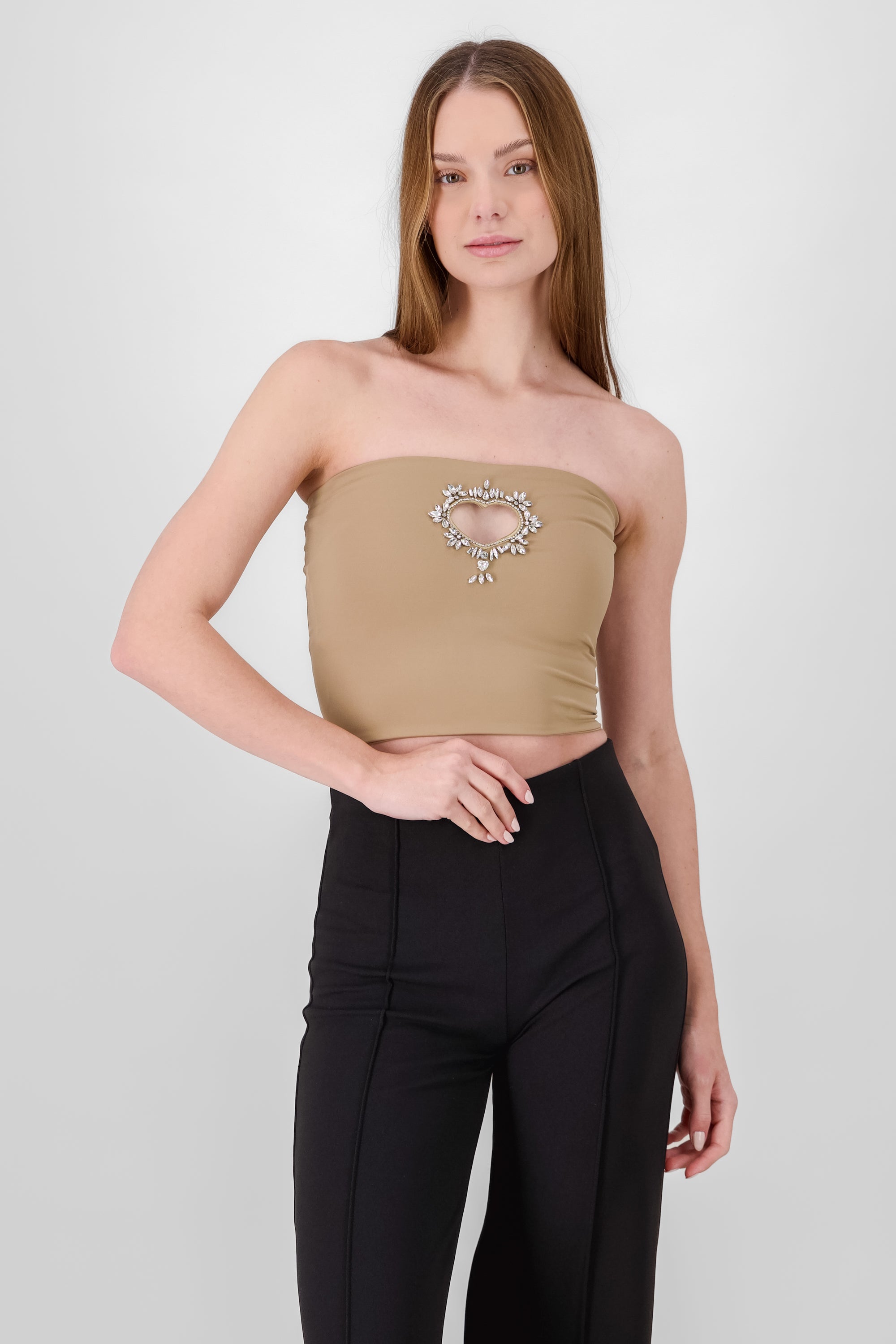 Top liso detalle corazon brillos KHAKI