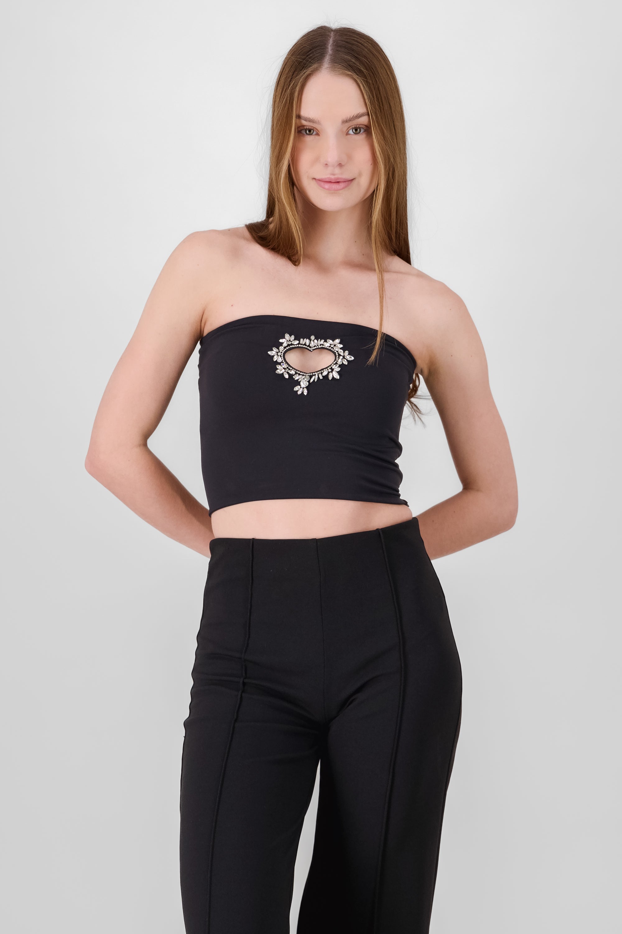 Top liso detalle corazon brillos NEGRO