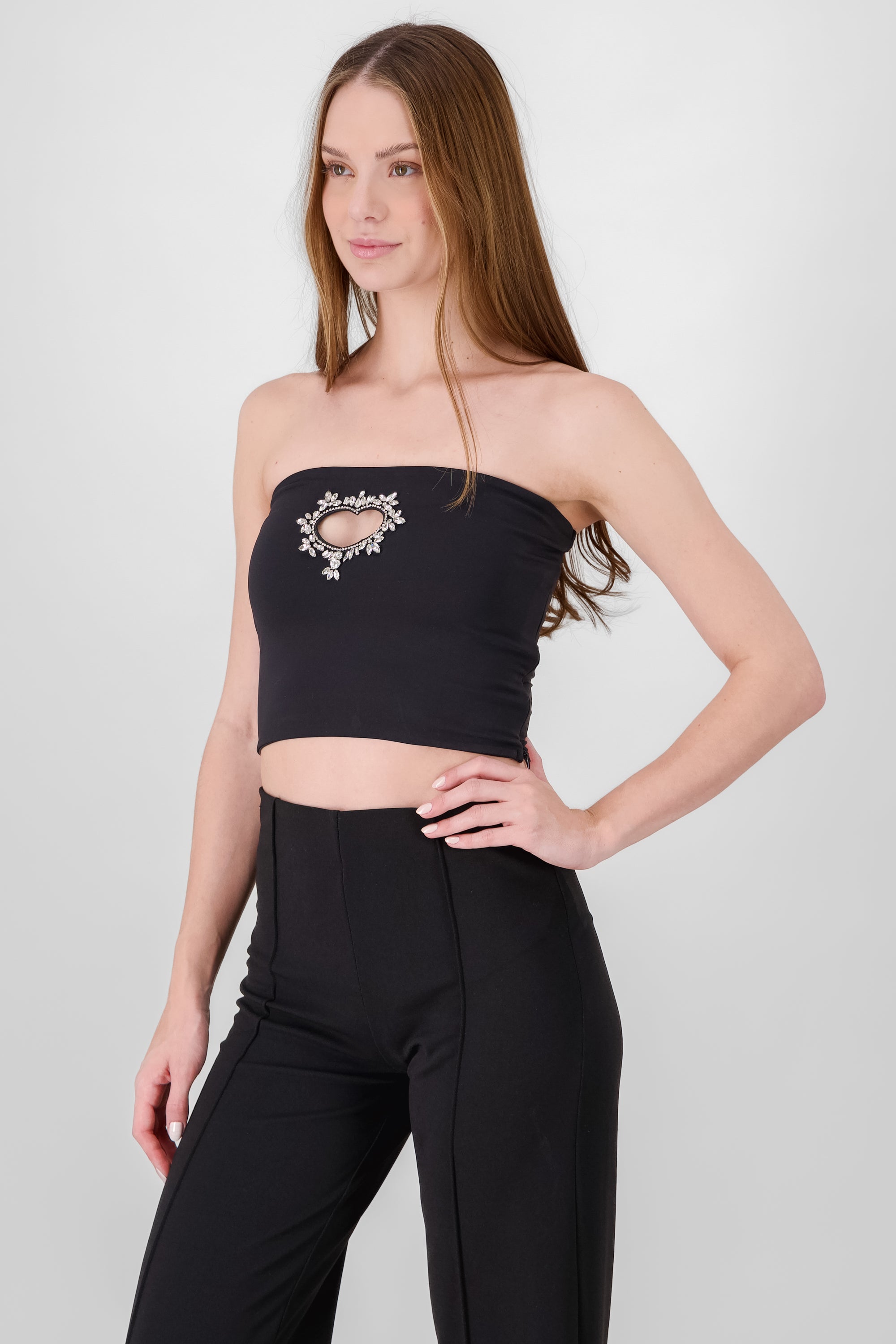 Top liso detalle corazon brillos NEGRO