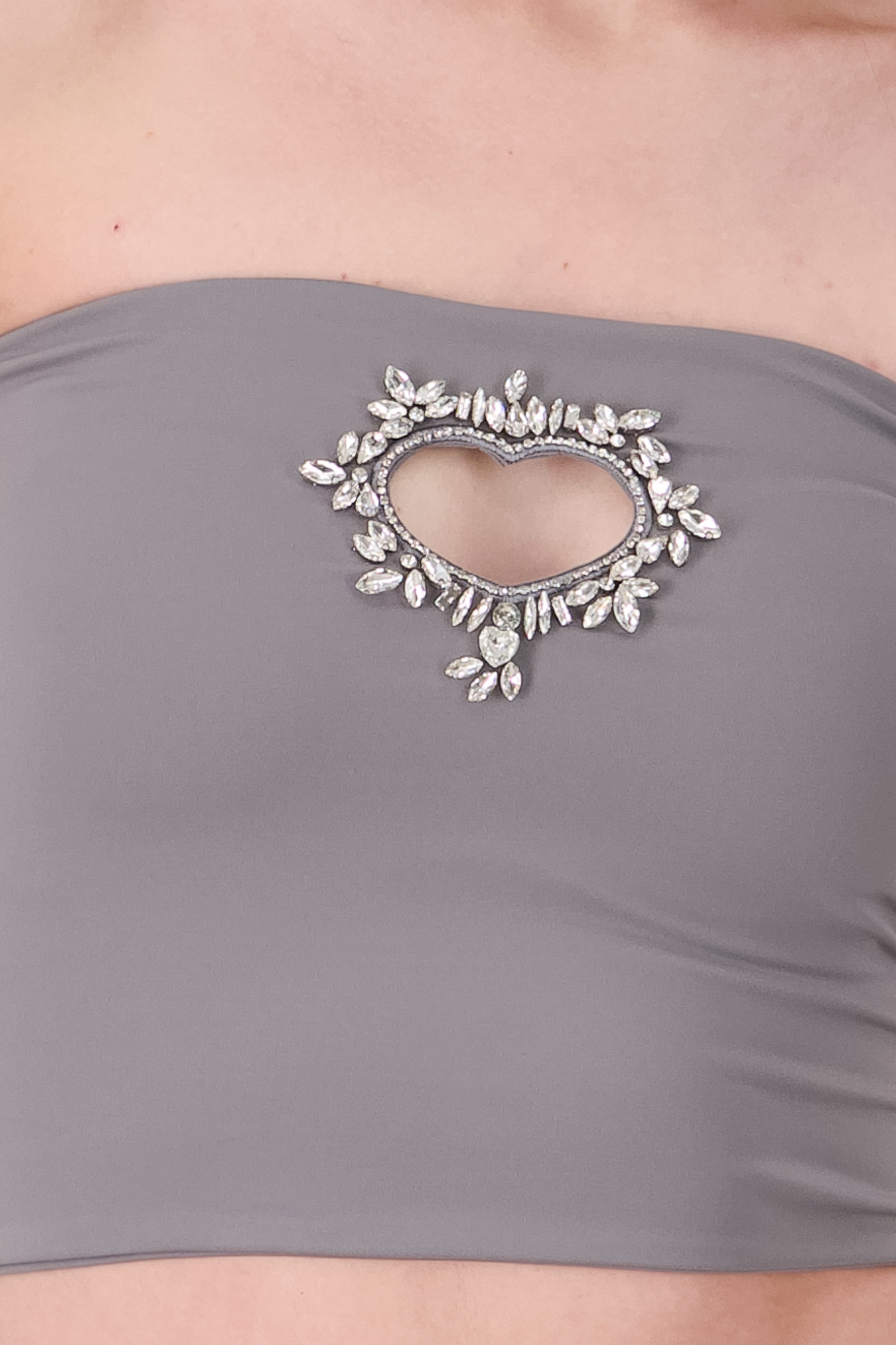 Top liso detalle corazon brillos GRIS