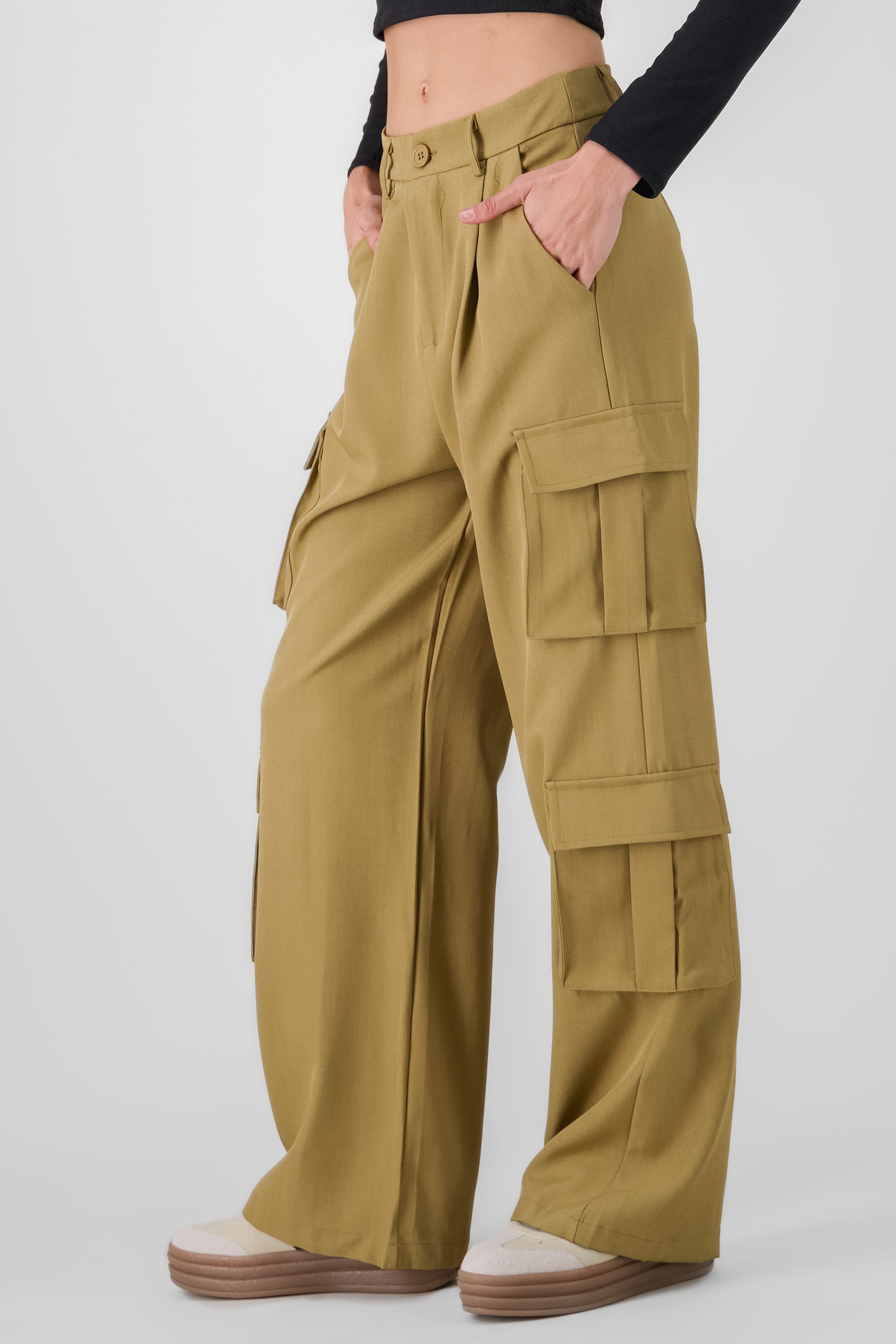 Pantalon amplio detalle cargo KHAKI