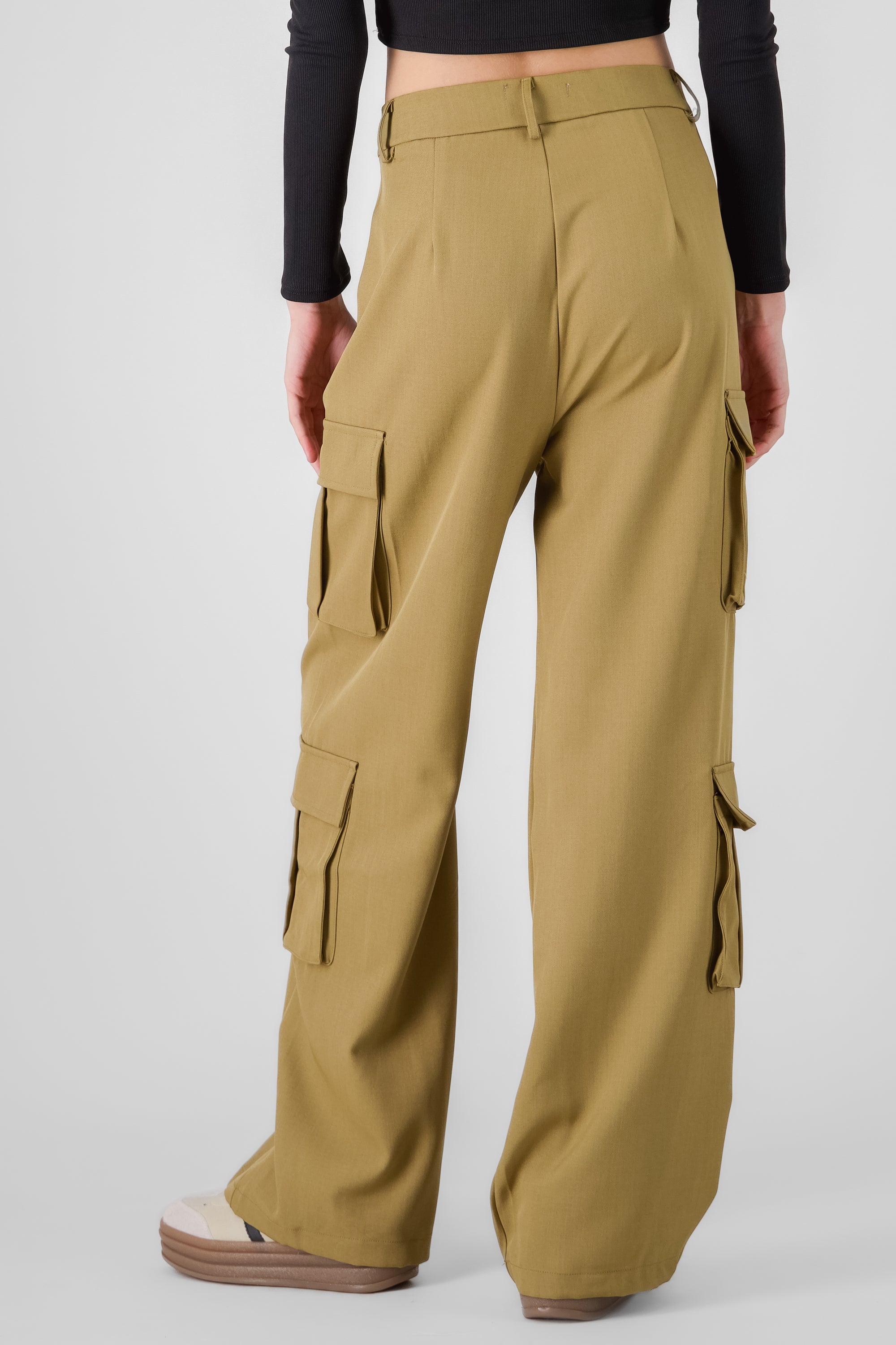 Pantalon amplio detalle cargo KHAKI