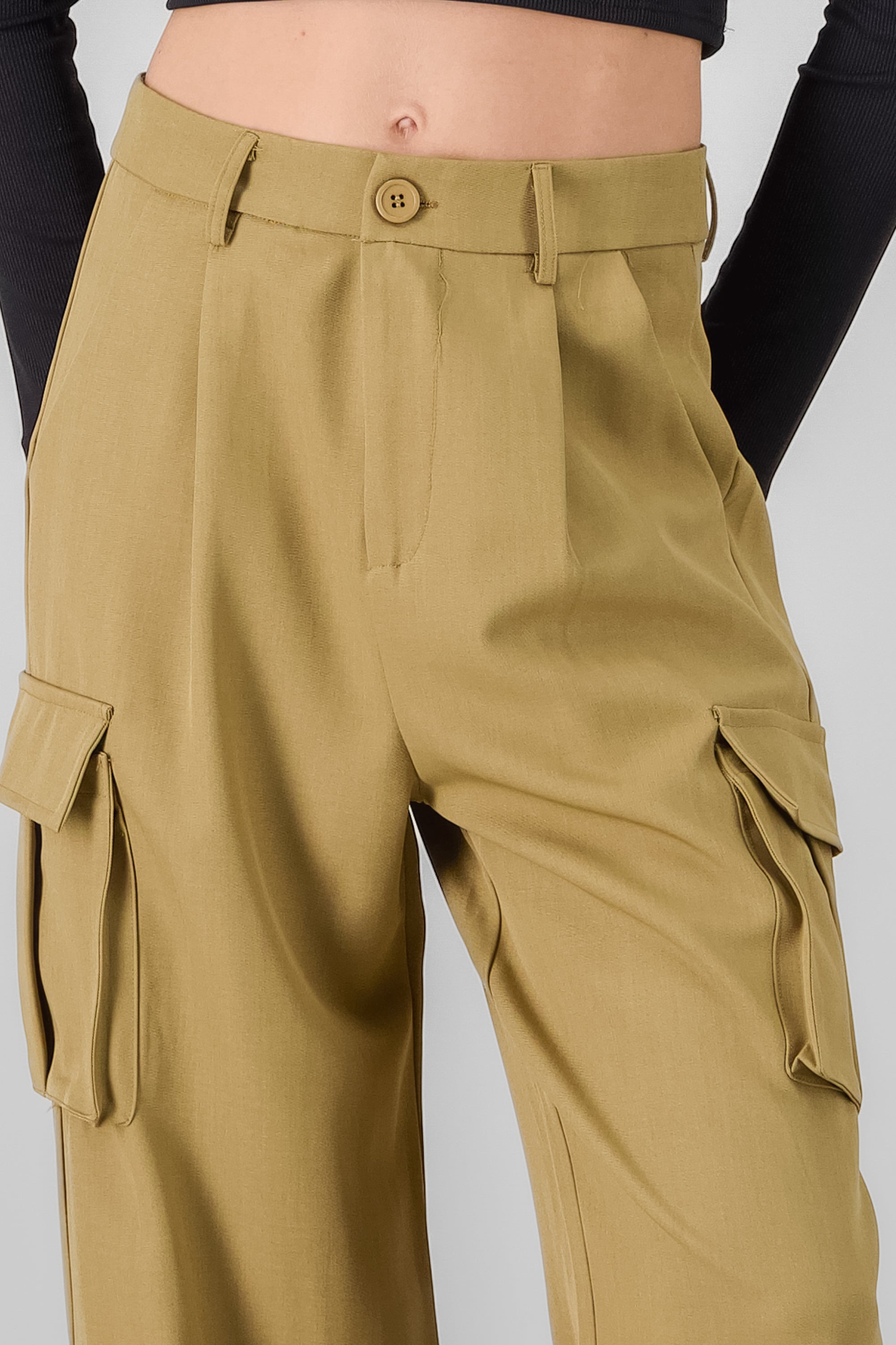 Pantalon amplio detalle cargo KHAKI