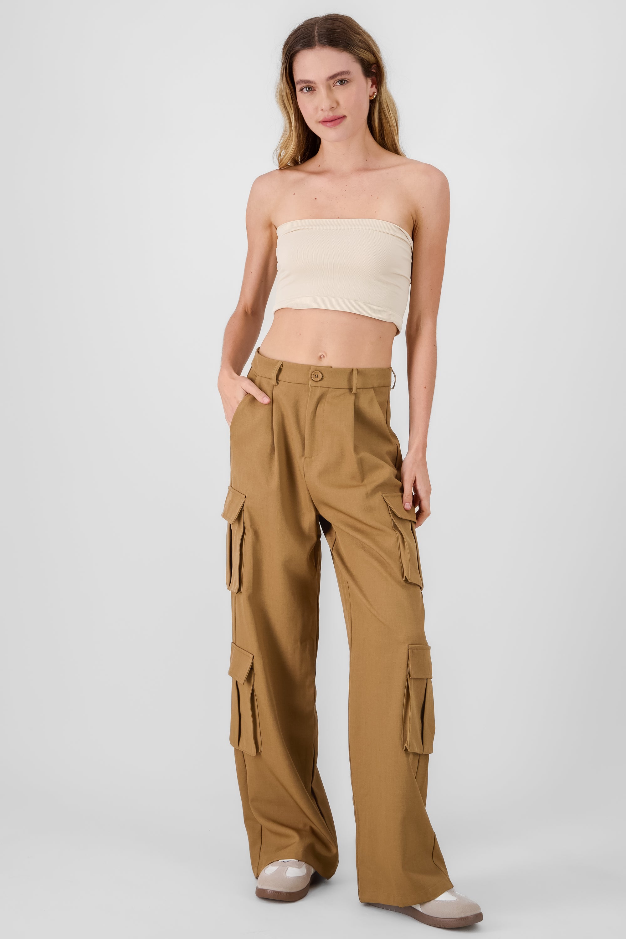 Pantalon amplio detalle cargo CAMELLO