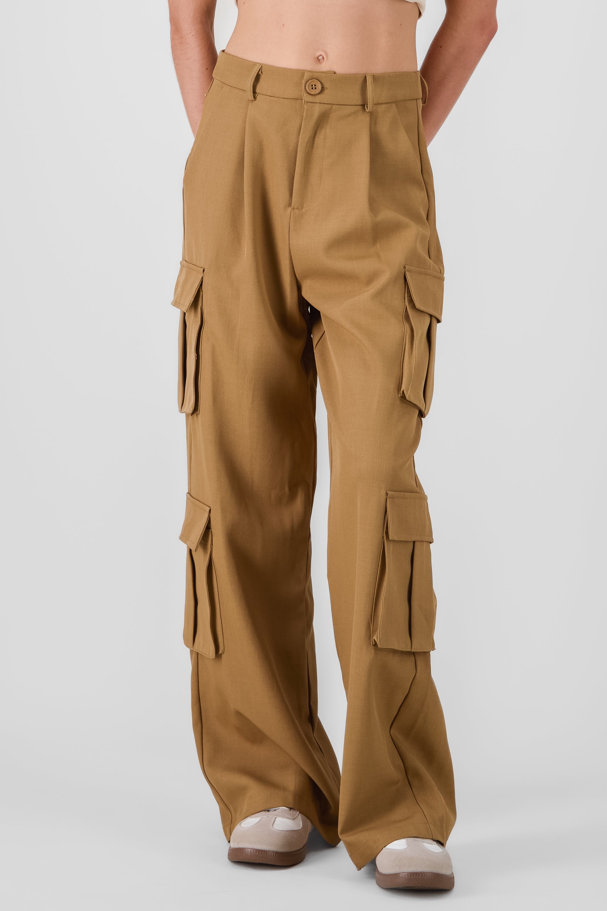 Pantalon amplio detalle cargo CAMELLO